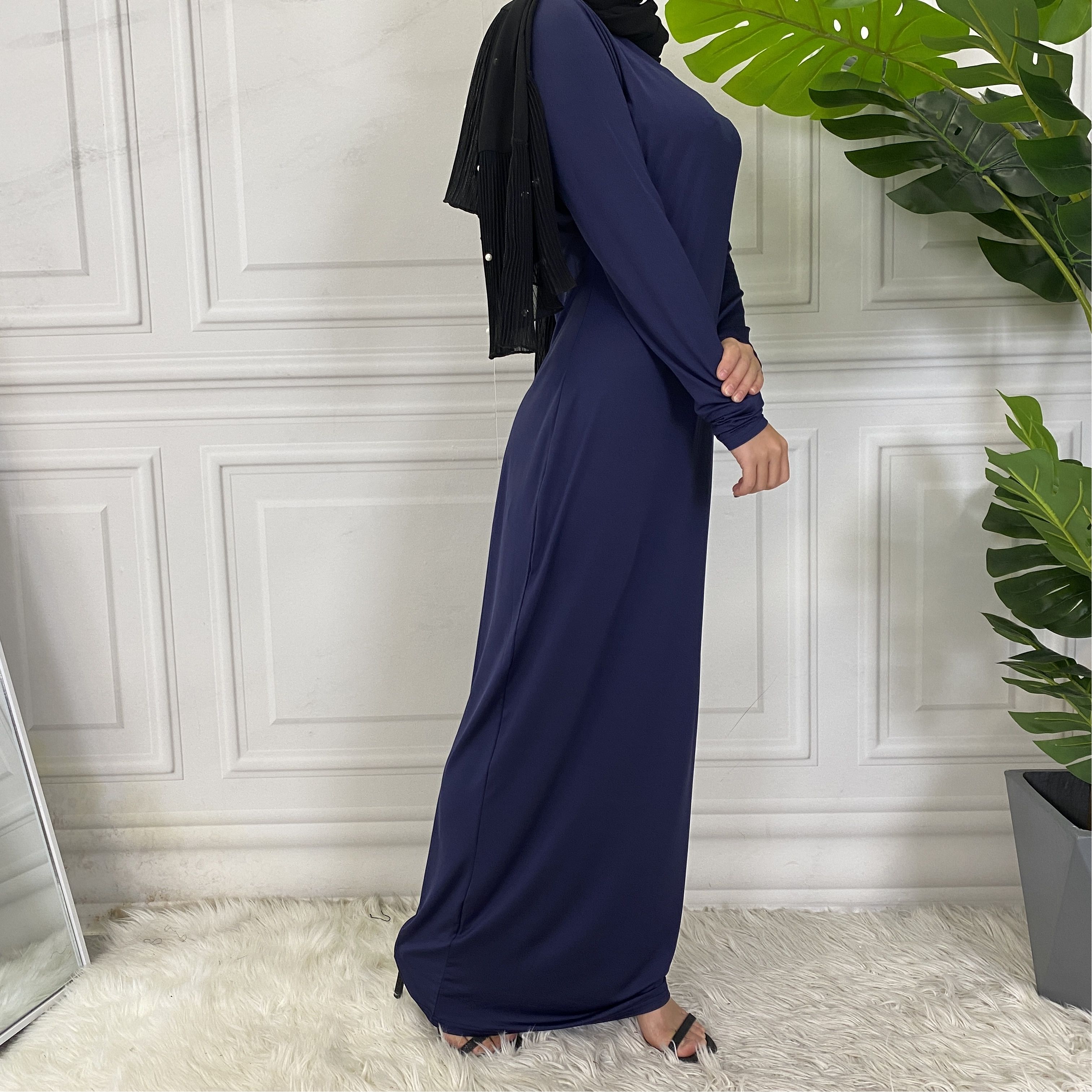 Solid-colored long-sleeved dresses, women's base shirts and long skirts are selling well in the Middle East, Muslim markets, Arab countries and Dubai, Africa