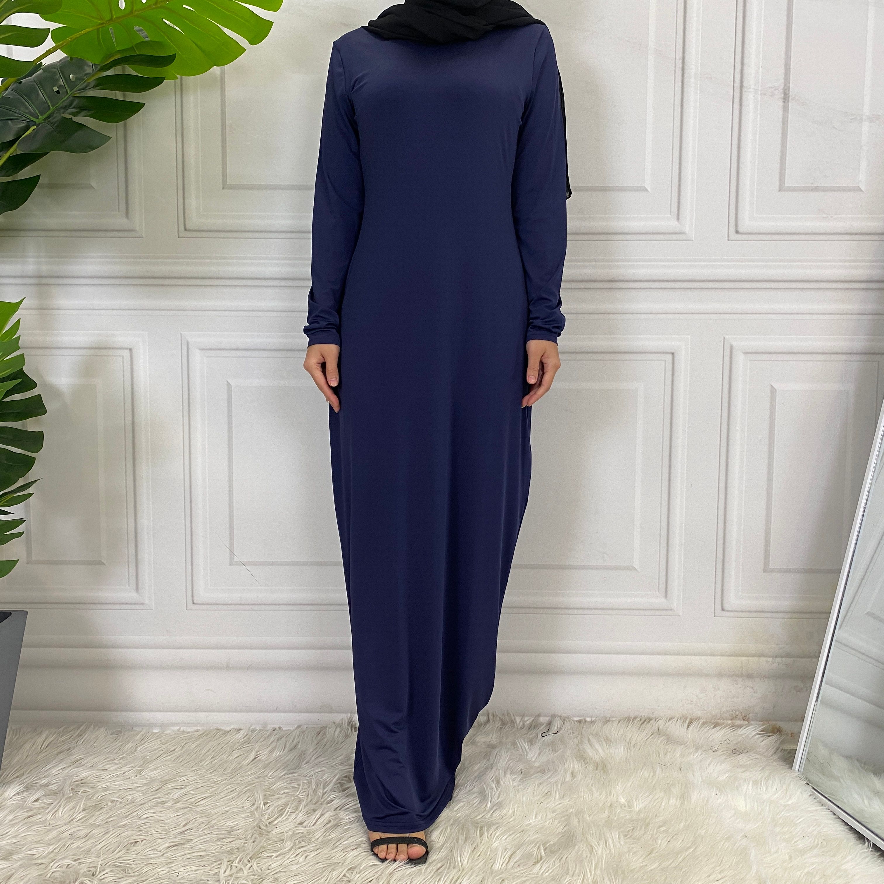 Solid-colored long-sleeved dresses, women's base shirts and long skirts are selling well in the Middle East, Muslim markets, Arab countries and Dubai, Africa