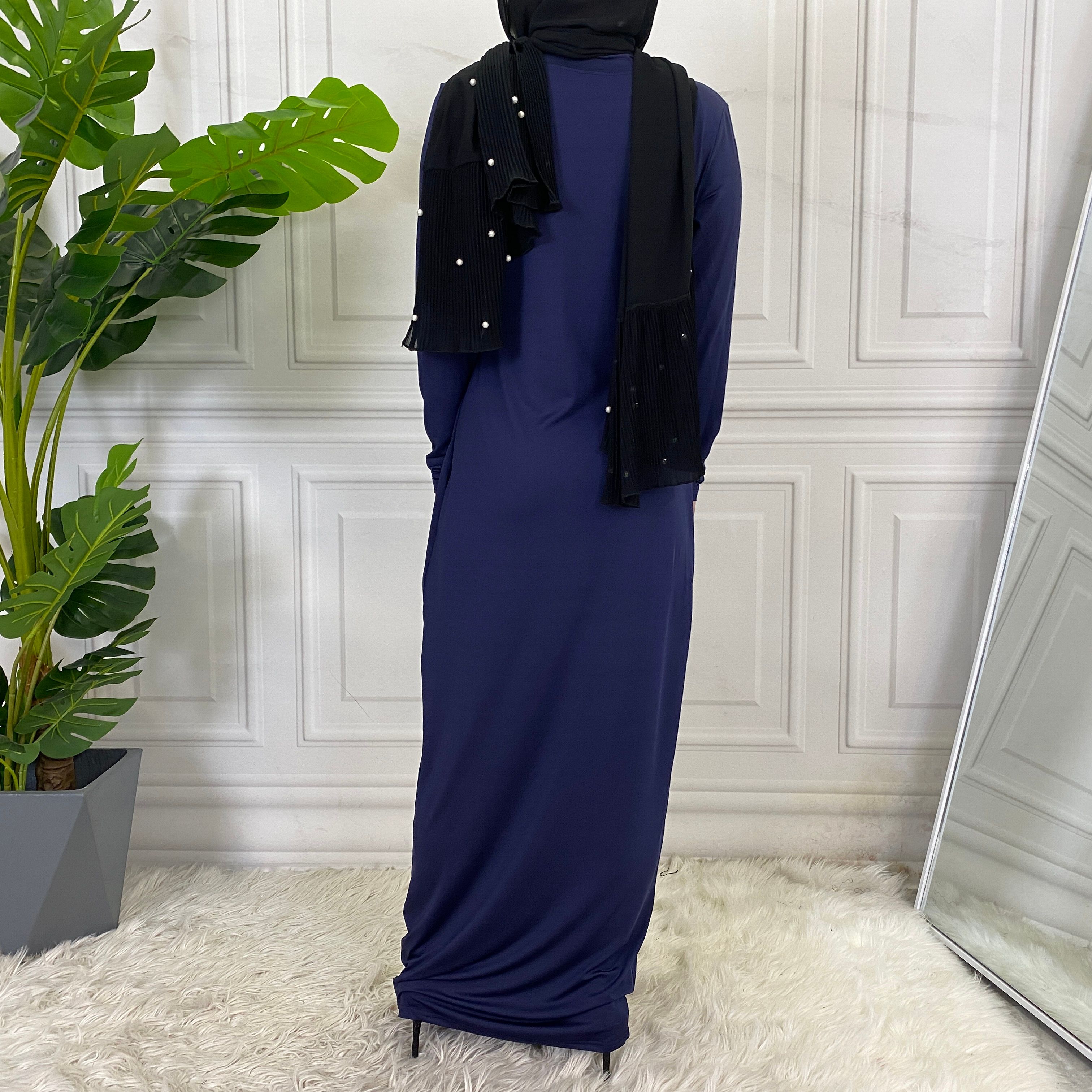 Solid-colored long-sleeved dresses, women's base shirts and long skirts are selling well in the Middle East, Muslim markets, Arab countries and Dubai, Africa