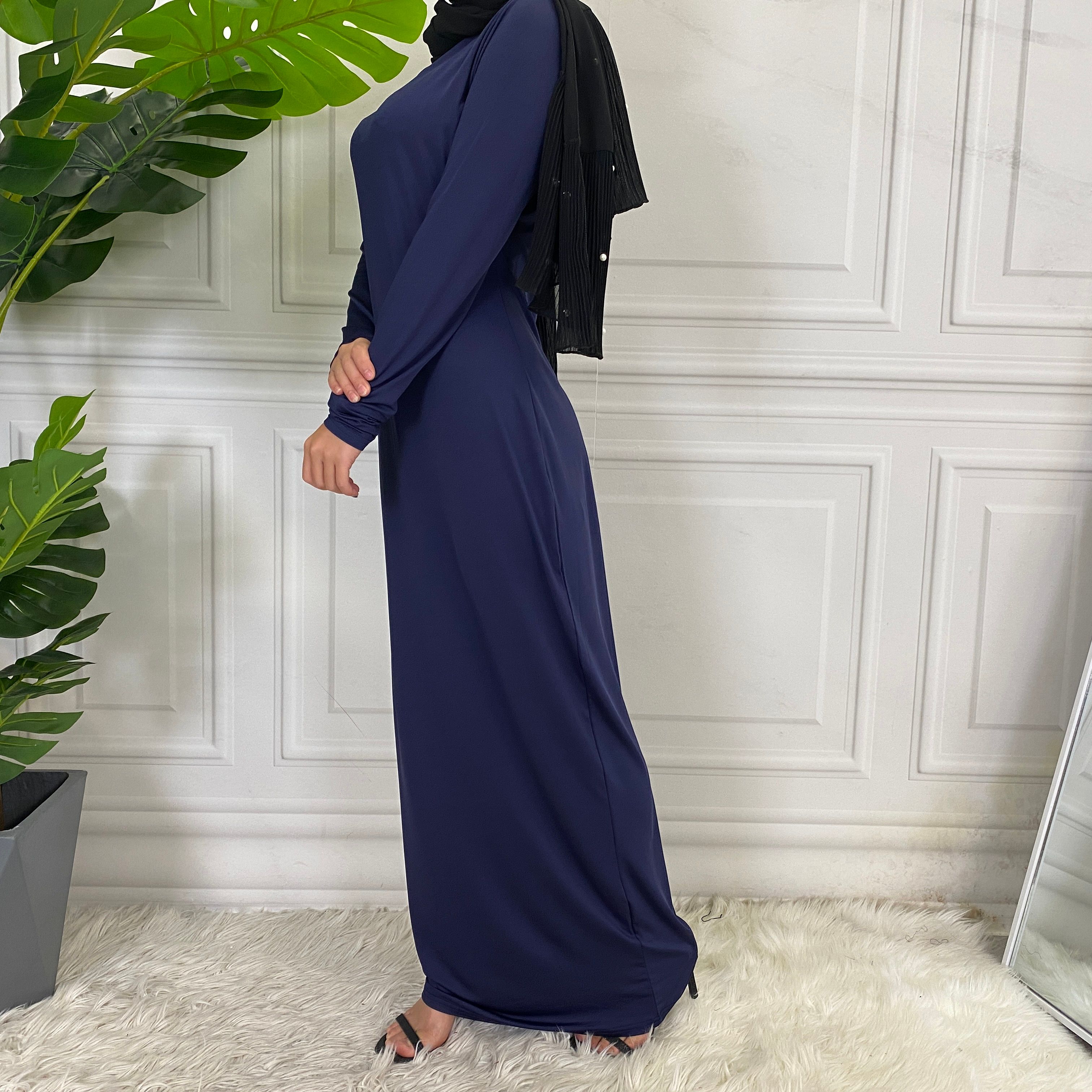 Solid-colored long-sleeved dresses, women's base shirts and long skirts are selling well in the Middle East, Muslim markets, Arab countries and Dubai, Africa