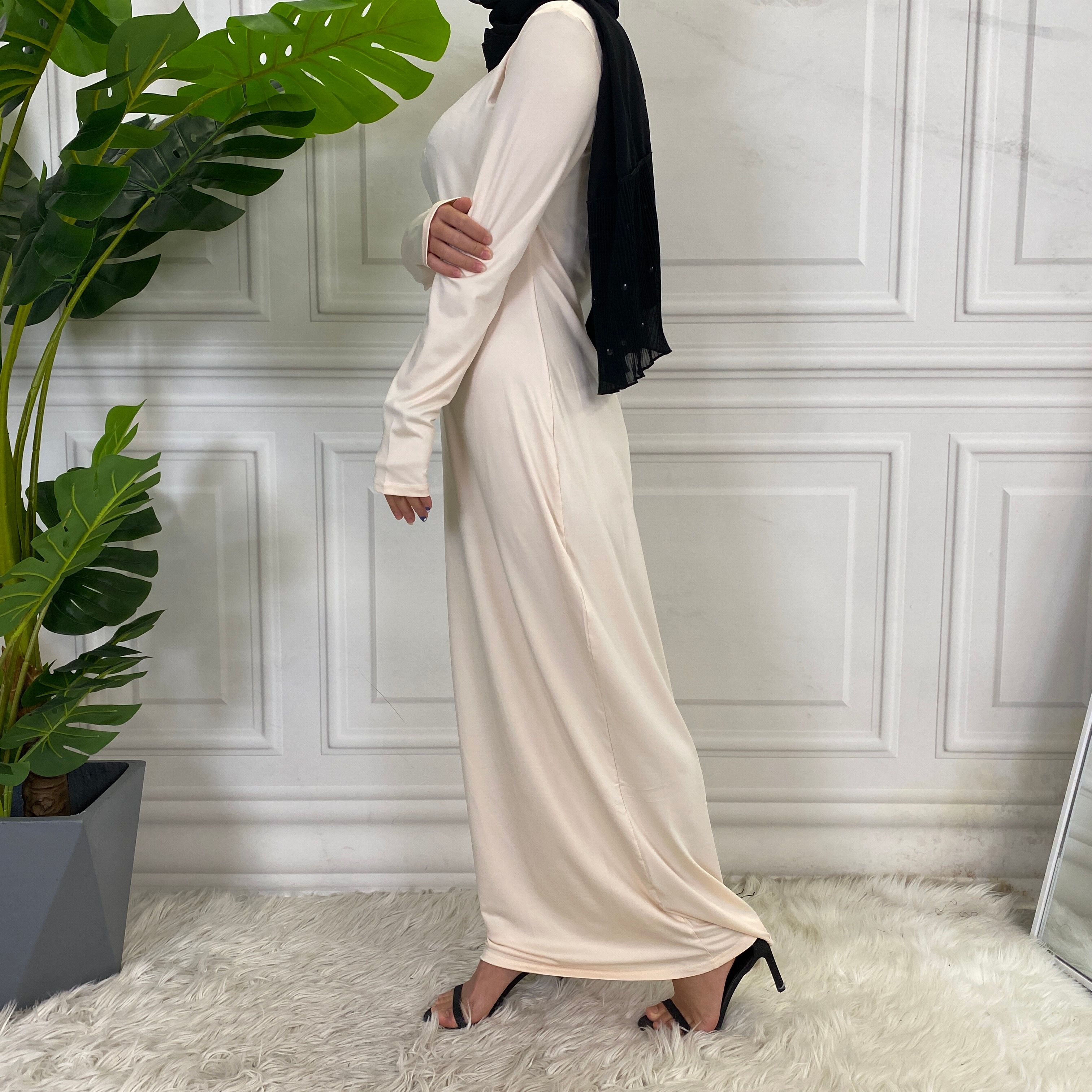 Solid-colored long-sleeved dresses, women's base shirts and long skirts are selling well in the Middle East, Muslim markets, Arab countries and Dubai, Africa