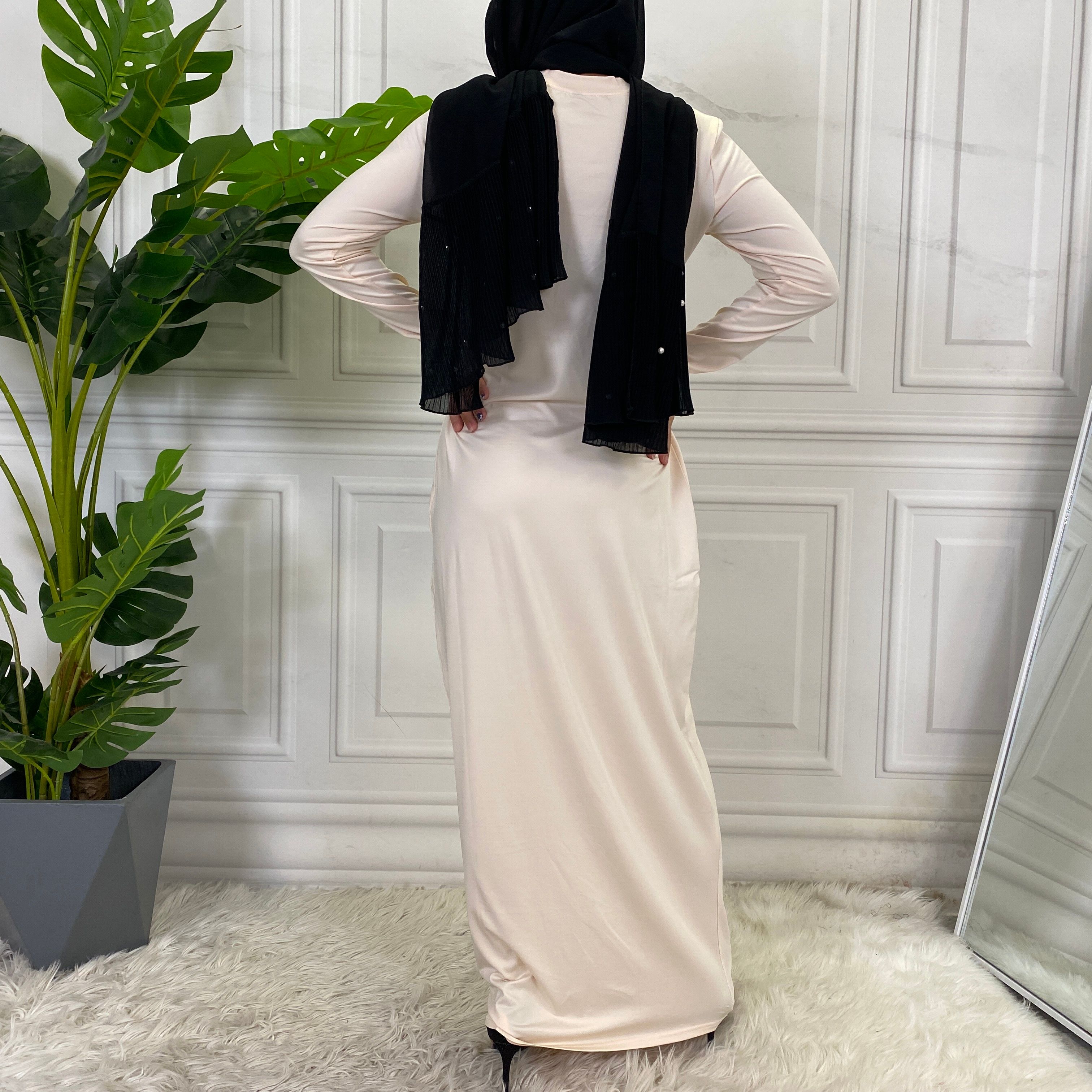 Solid-colored long-sleeved dresses, women's base shirts and long skirts are selling well in the Middle East, Muslim markets, Arab countries and Dubai, Africa