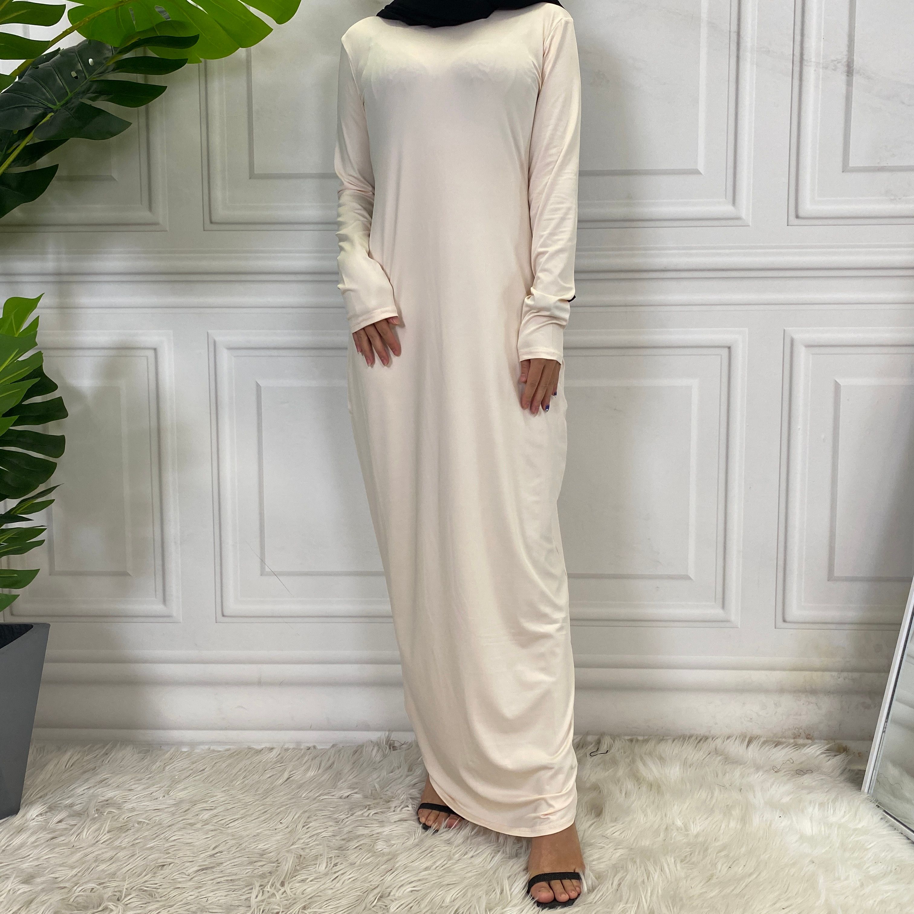 Solid-colored long-sleeved dresses, women's base shirts and long skirts are selling well in the Middle East, Muslim markets, Arab countries and Dubai, Africa