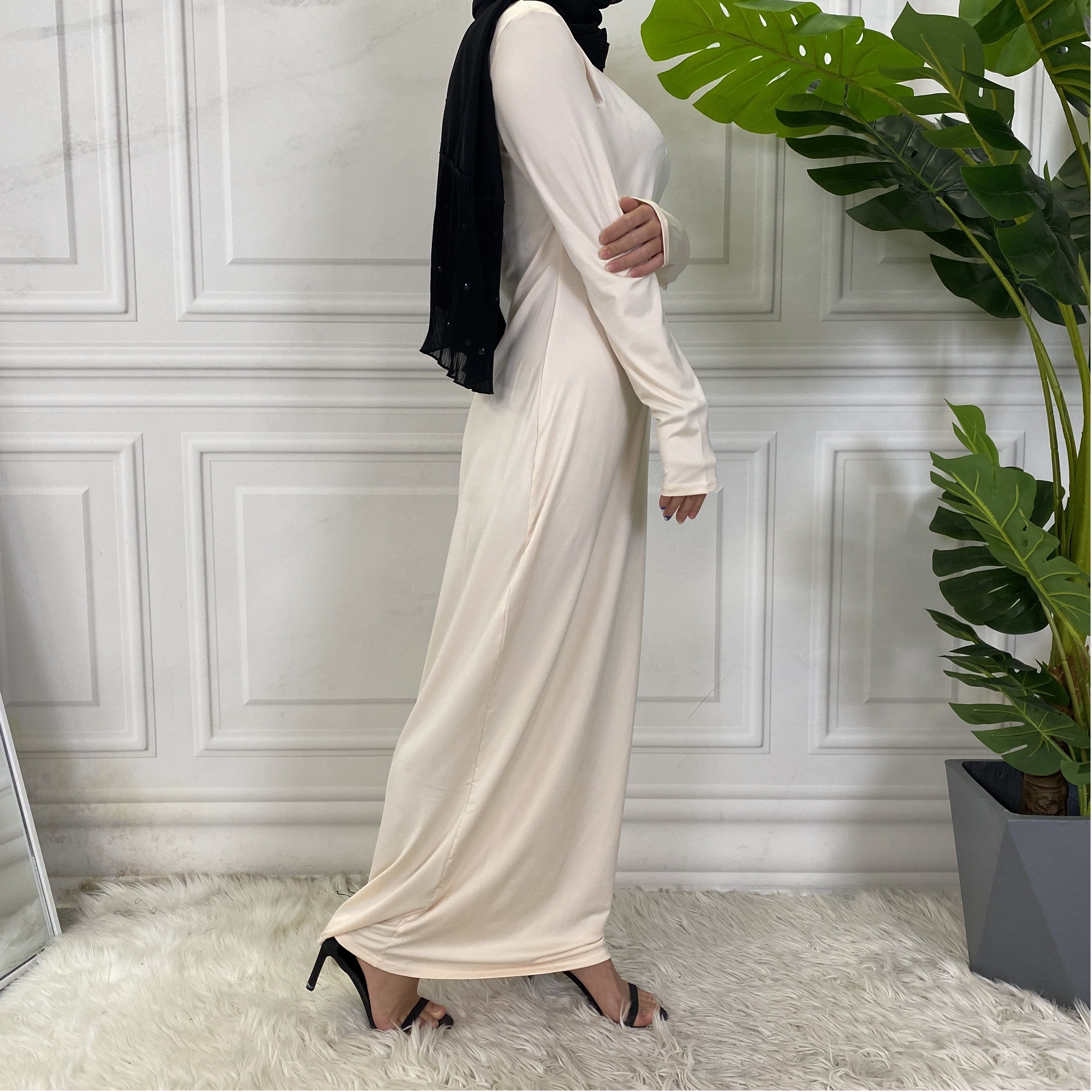 Solid-colored long-sleeved dresses, women's base shirts and long skirts are selling well in the Middle East, Muslim markets, Arab countries and Dubai, Africa