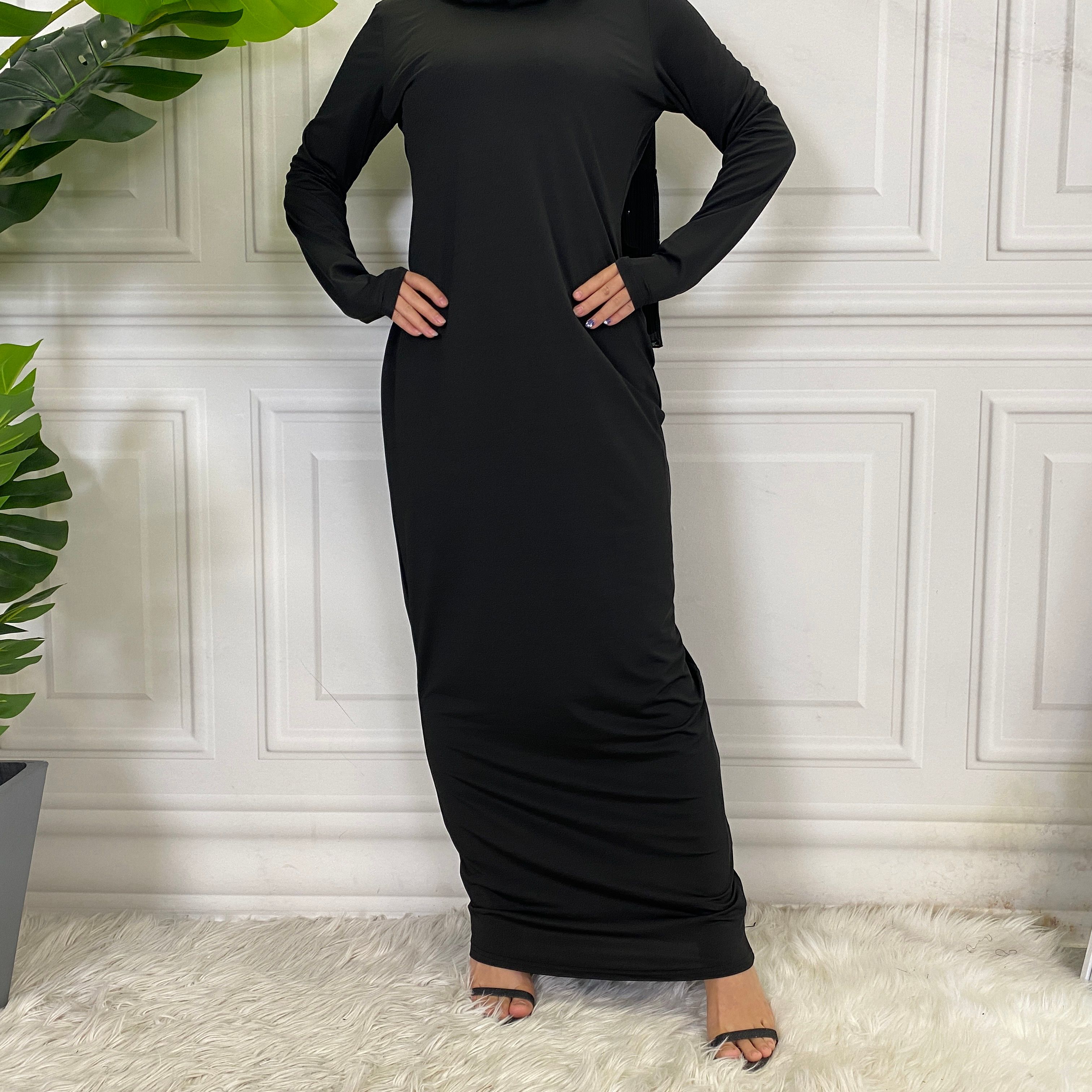 Solid-colored long-sleeved dresses, women's base shirts and long skirts are selling well in the Middle East, Muslim markets, Arab countries and Dubai, Africa
