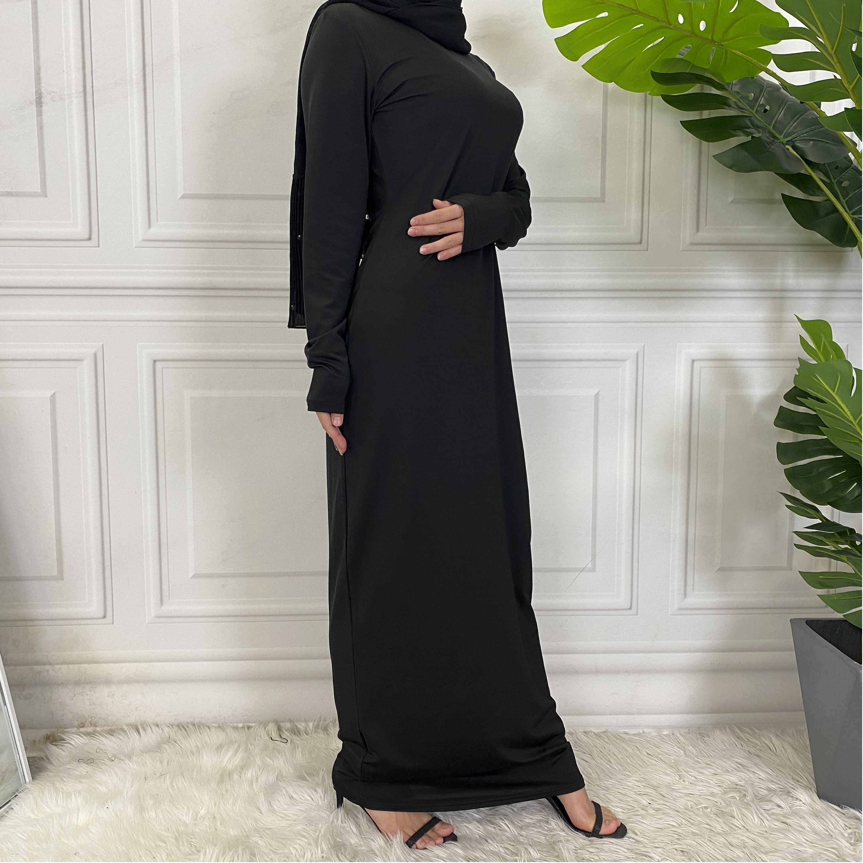 Solid-colored long-sleeved dresses, women's base shirts and long skirts are selling well in the Middle East, Muslim markets, Arab countries and Dubai, Africa
