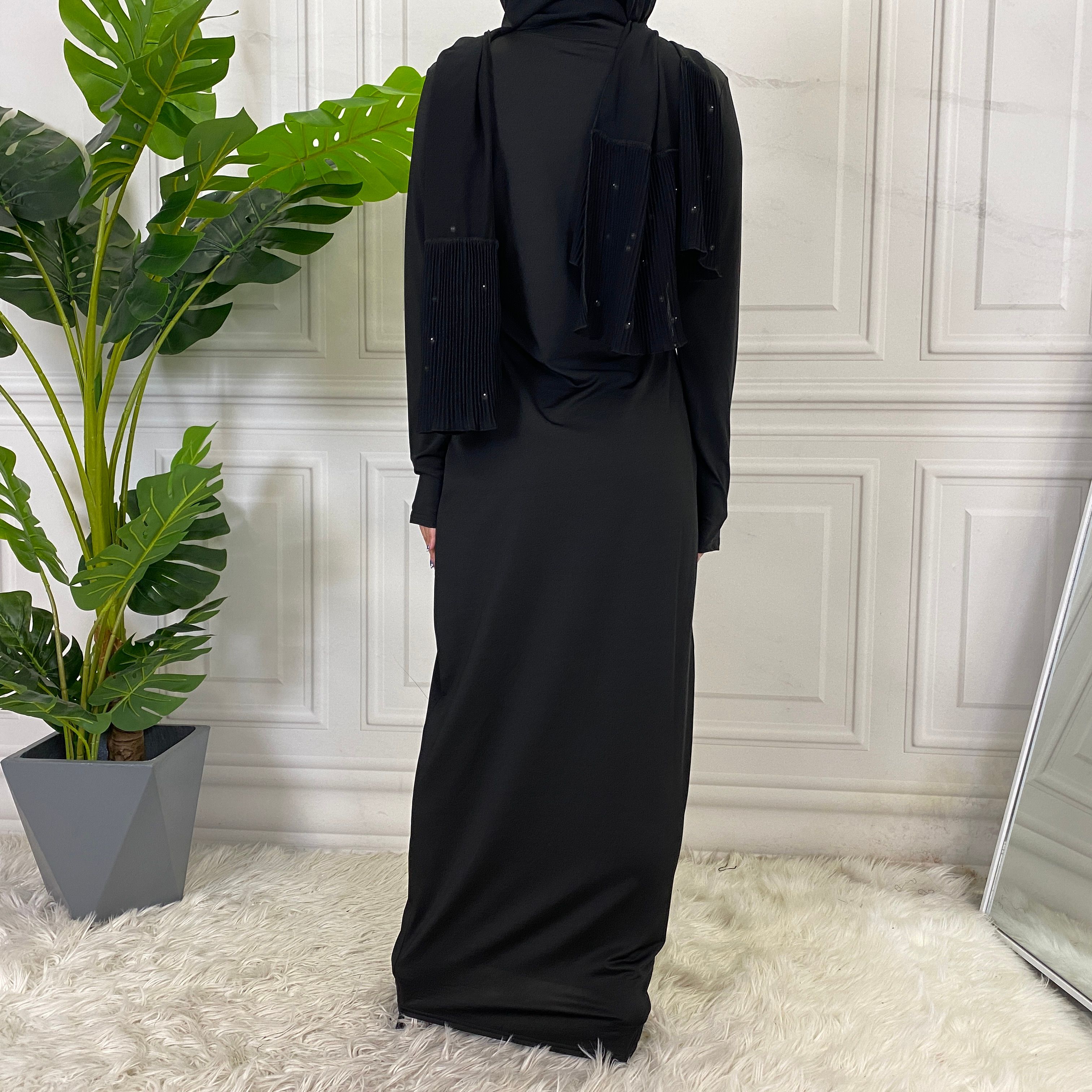 Solid-colored long-sleeved dresses, women's base shirts and long skirts are selling well in the Middle East, Muslim markets, Arab countries and Dubai, Africa