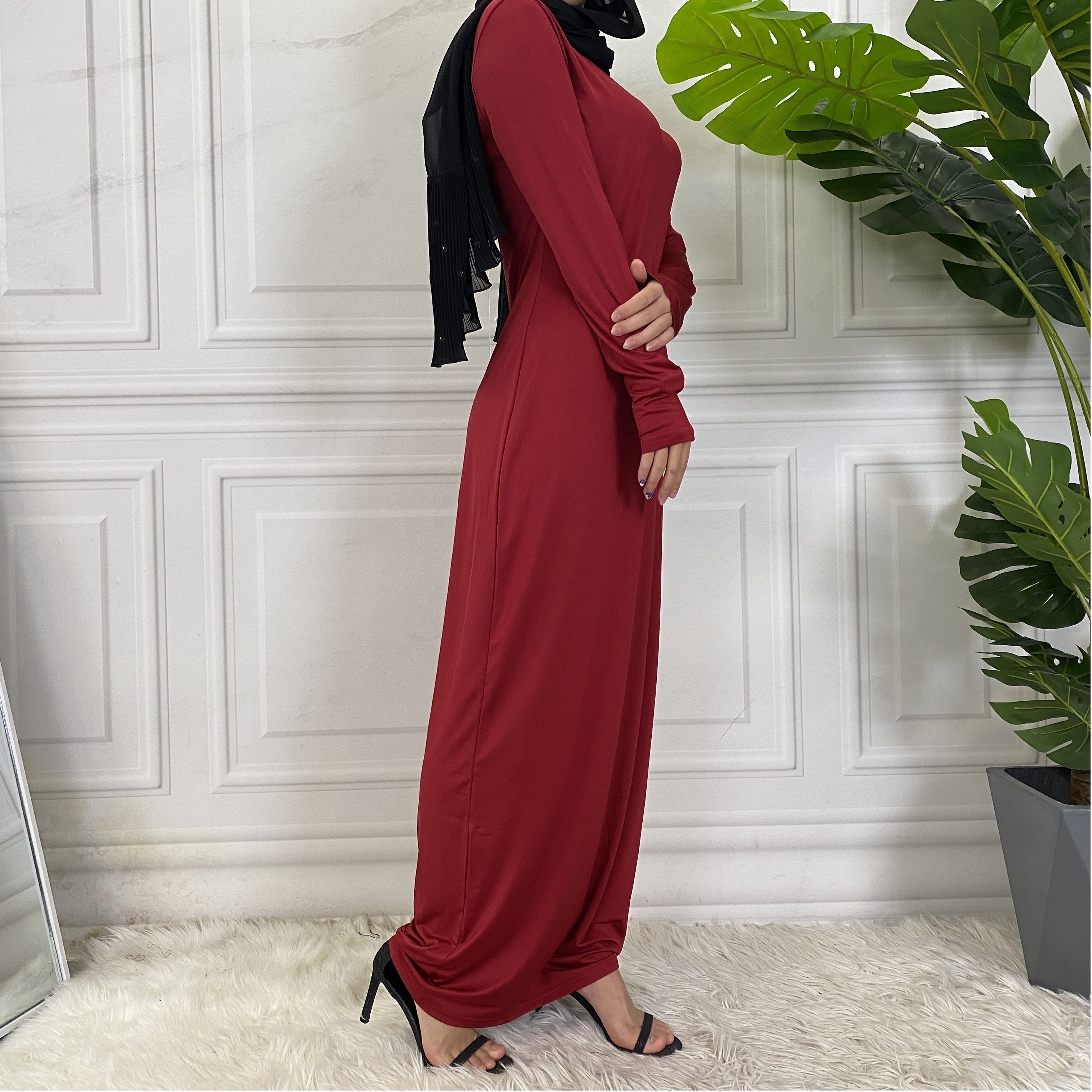 Solid-colored long-sleeved dresses, women's base shirts and long skirts are selling well in the Middle East, Muslim markets, Arab countries and Dubai, Africa