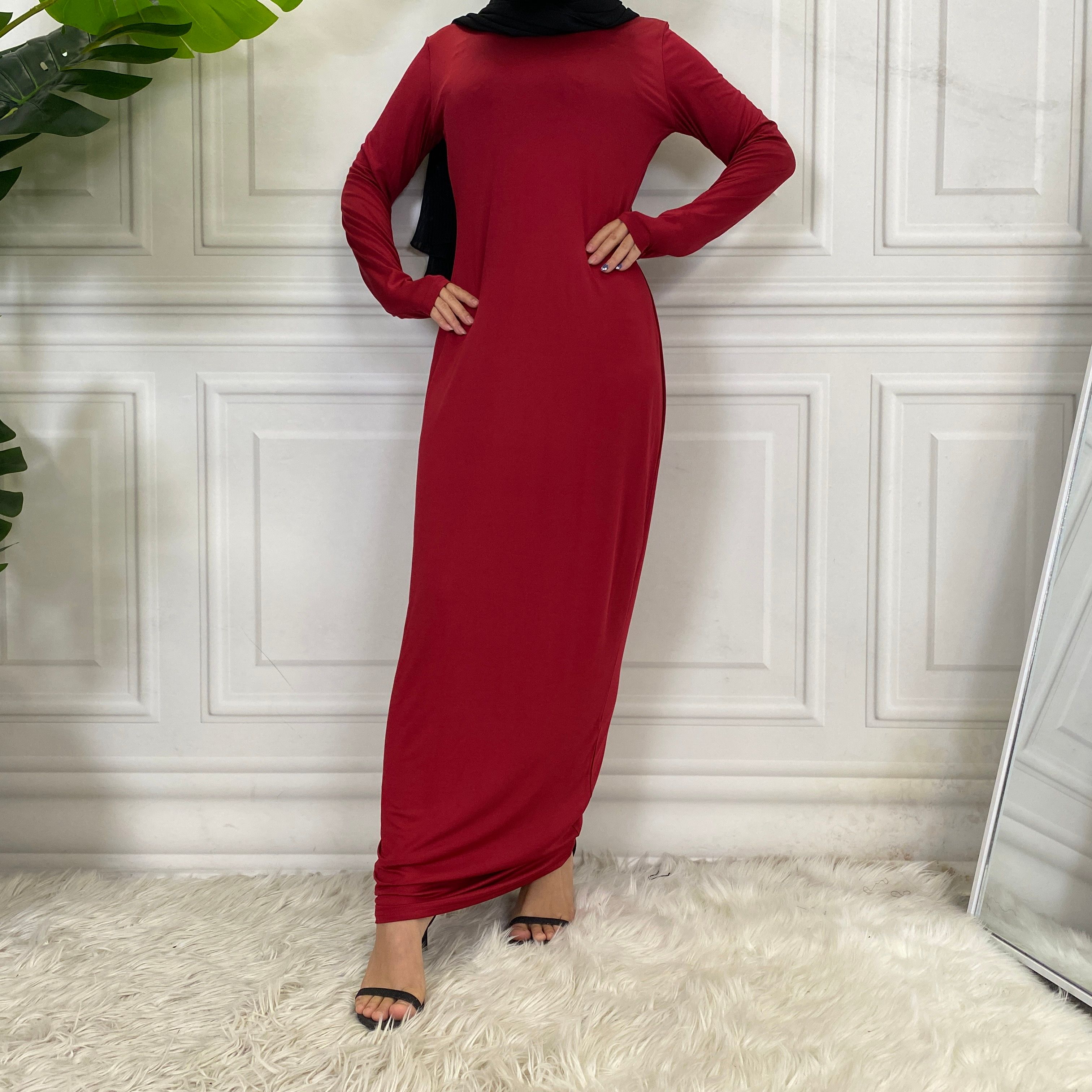 Solid-colored long-sleeved dresses, women's base shirts and long skirts are selling well in the Middle East, Muslim markets, Arab countries and Dubai, Africa