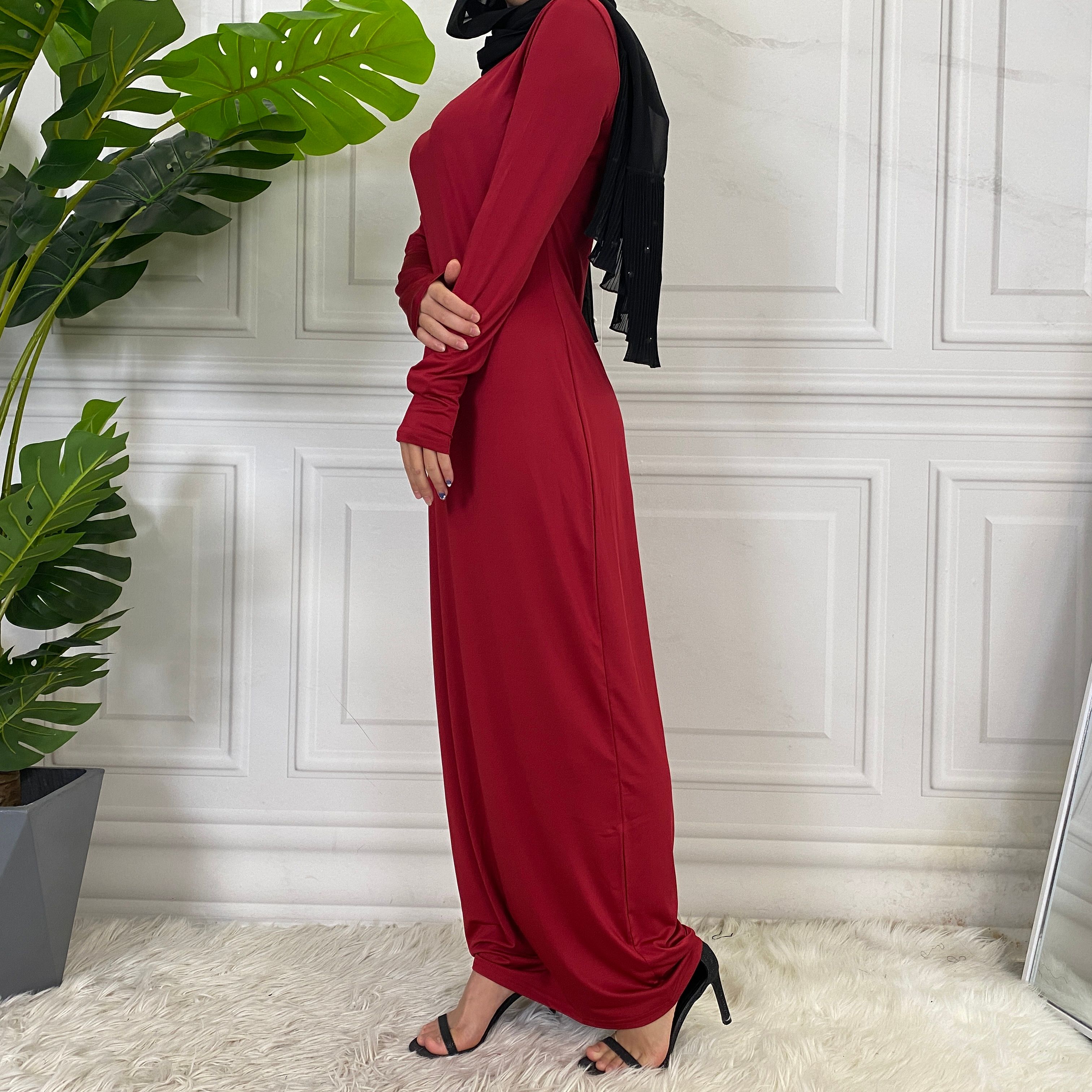 Solid-colored long-sleeved dresses, women's base shirts and long skirts are selling well in the Middle East, Muslim markets, Arab countries and Dubai, Africa