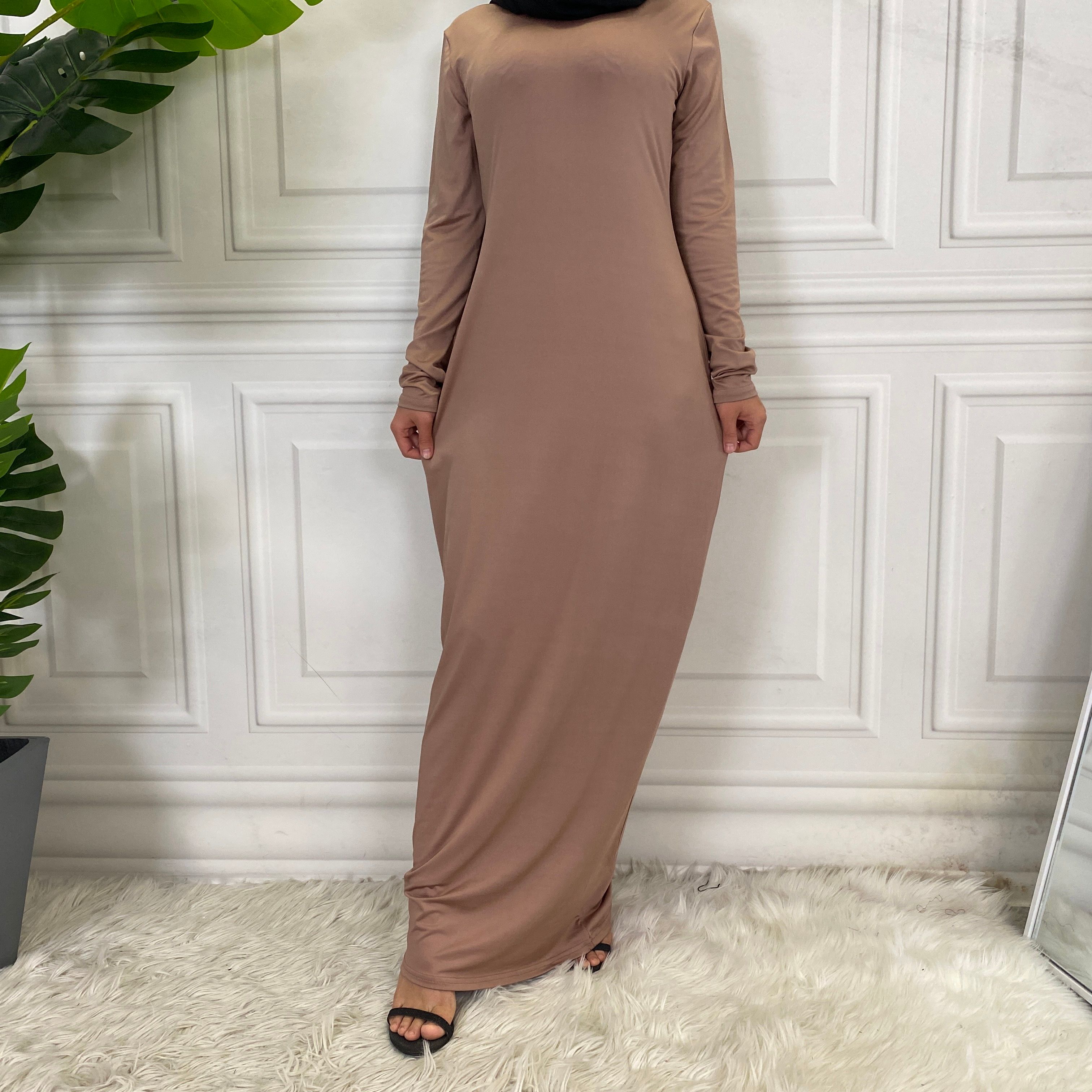 Solid-colored long-sleeved dresses, women's base shirts and long skirts are selling well in the Middle East, Muslim markets, Arab countries and Dubai, Africa