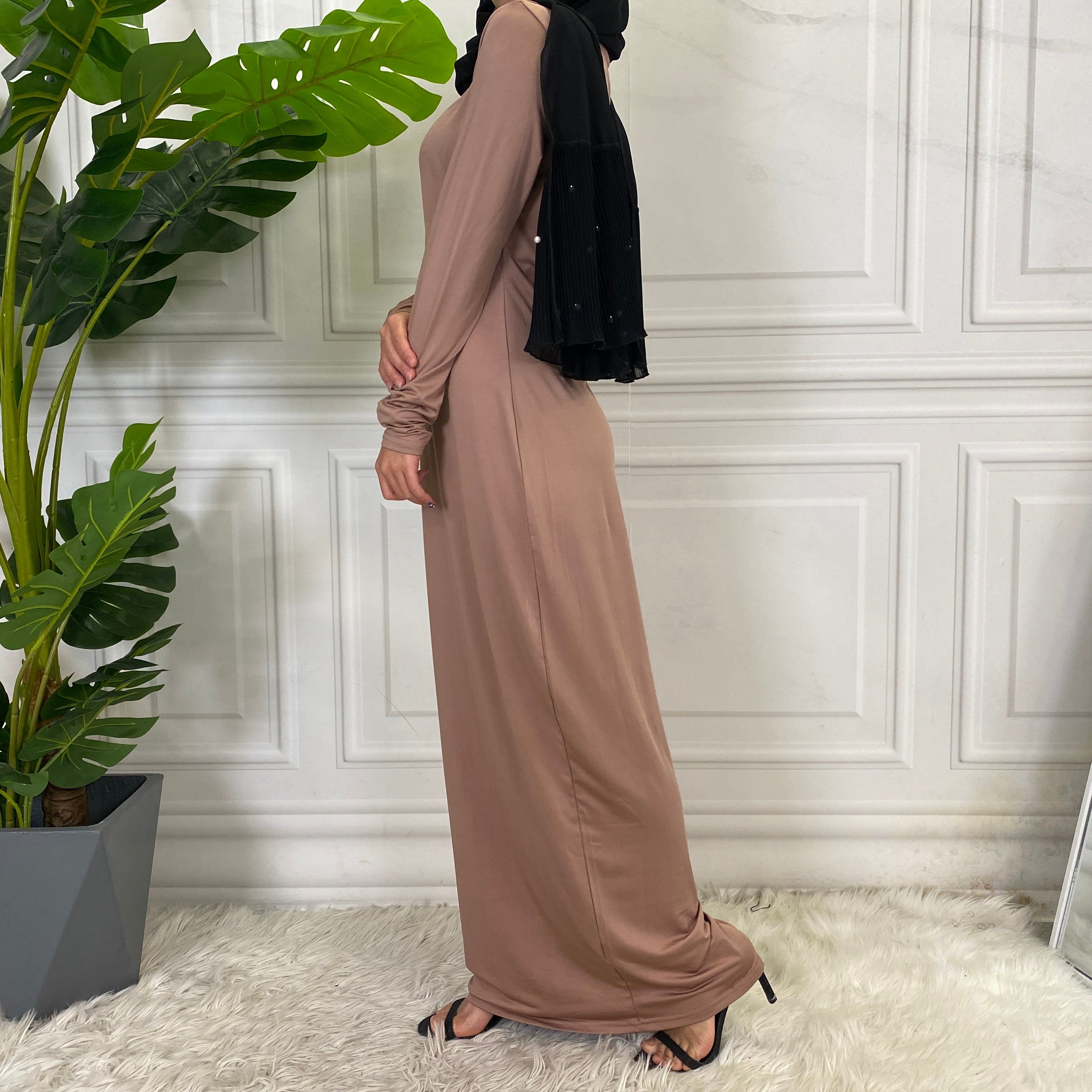 Solid-colored long-sleeved dresses, women's base shirts and long skirts are selling well in the Middle East, Muslim markets, Arab countries and Dubai, Africa