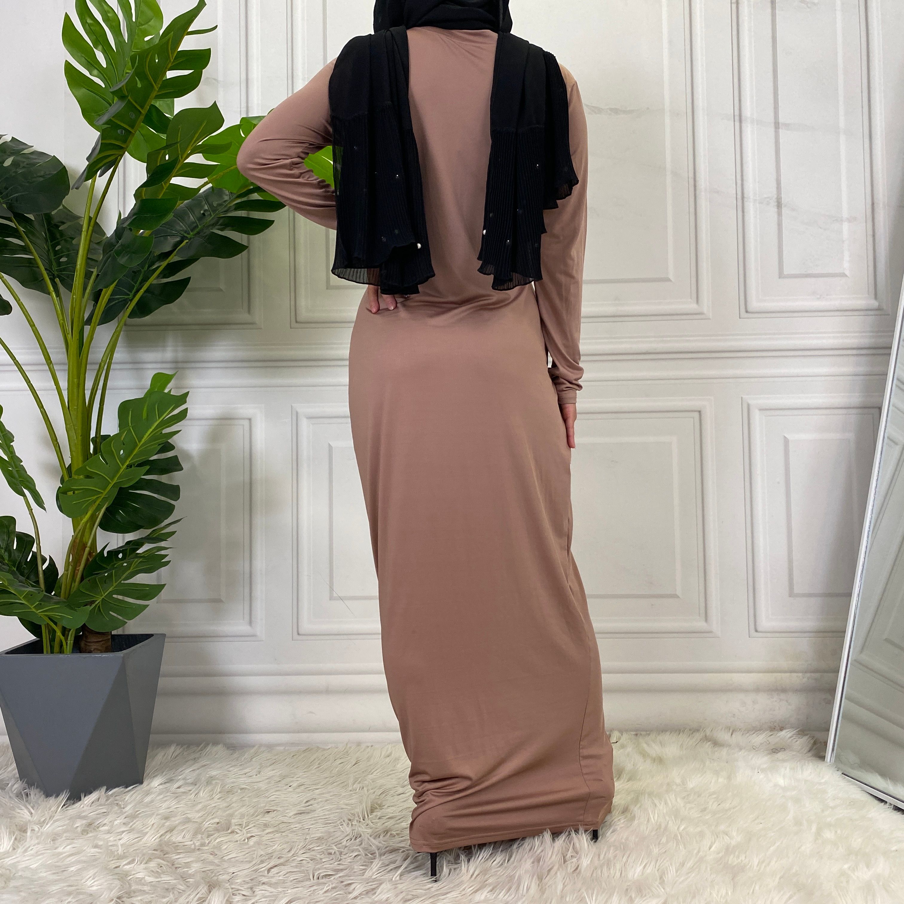 Solid-colored long-sleeved dresses, women's base shirts and long skirts are selling well in the Middle East, Muslim markets, Arab countries and Dubai, Africa