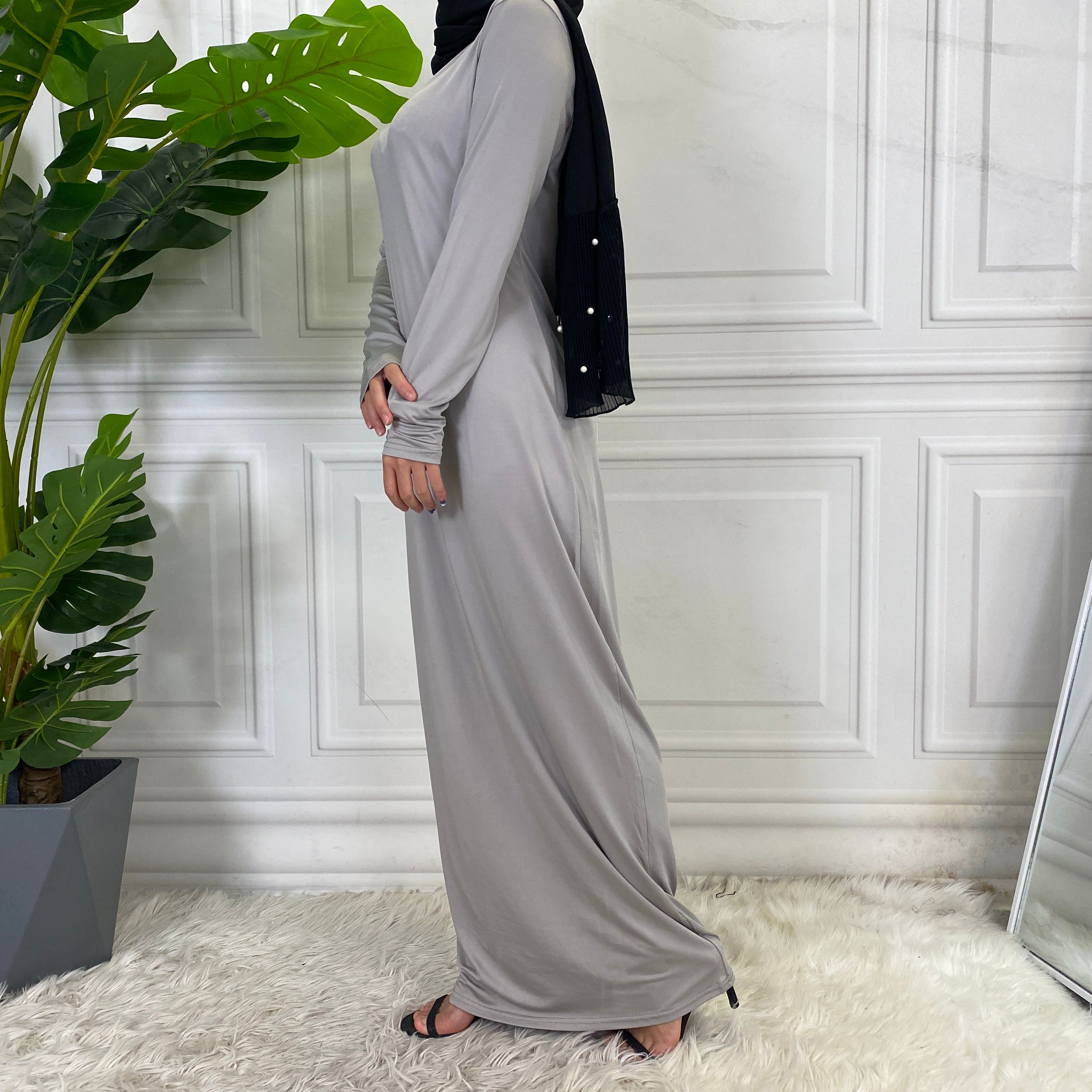 Solid-colored long-sleeved dresses, women's base shirts and long skirts are selling well in the Middle East, Muslim markets, Arab countries and Dubai, Africa