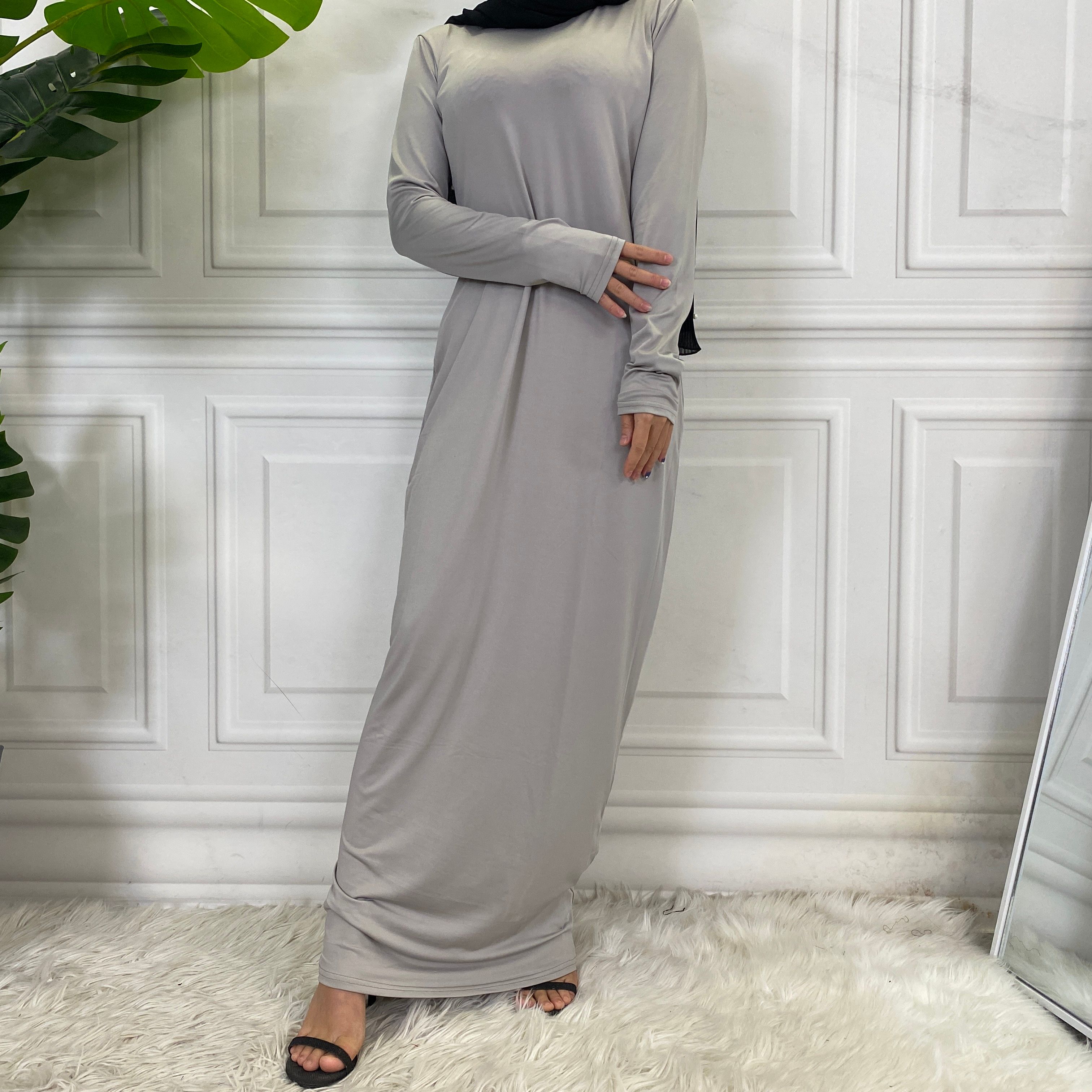 Solid-colored long-sleeved dresses, women's base shirts and long skirts are selling well in the Middle East, Muslim markets, Arab countries and Dubai, Africa