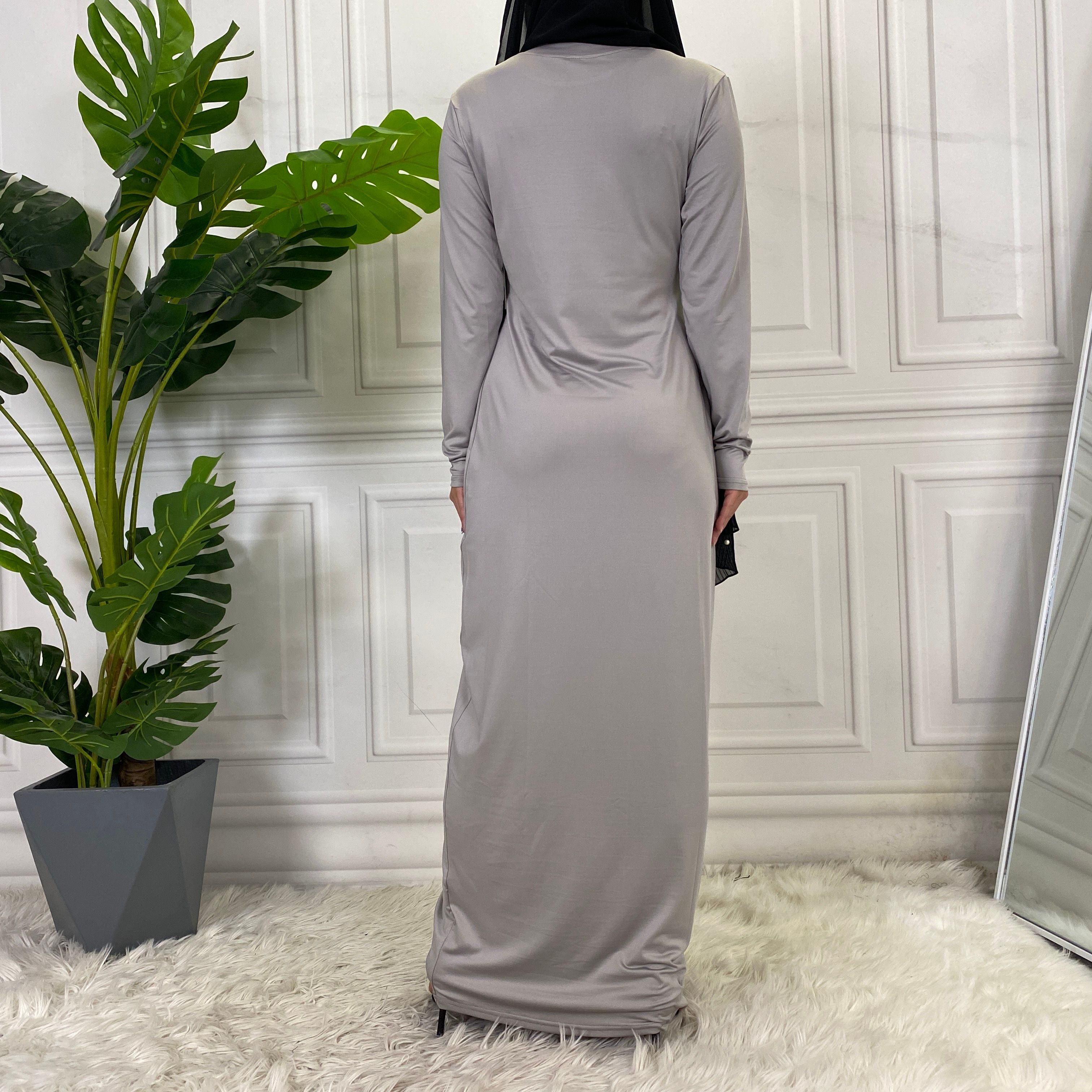 Solid-colored long-sleeved dresses, women's base shirts and long skirts are selling well in the Middle East, Muslim markets, Arab countries and Dubai, Africa