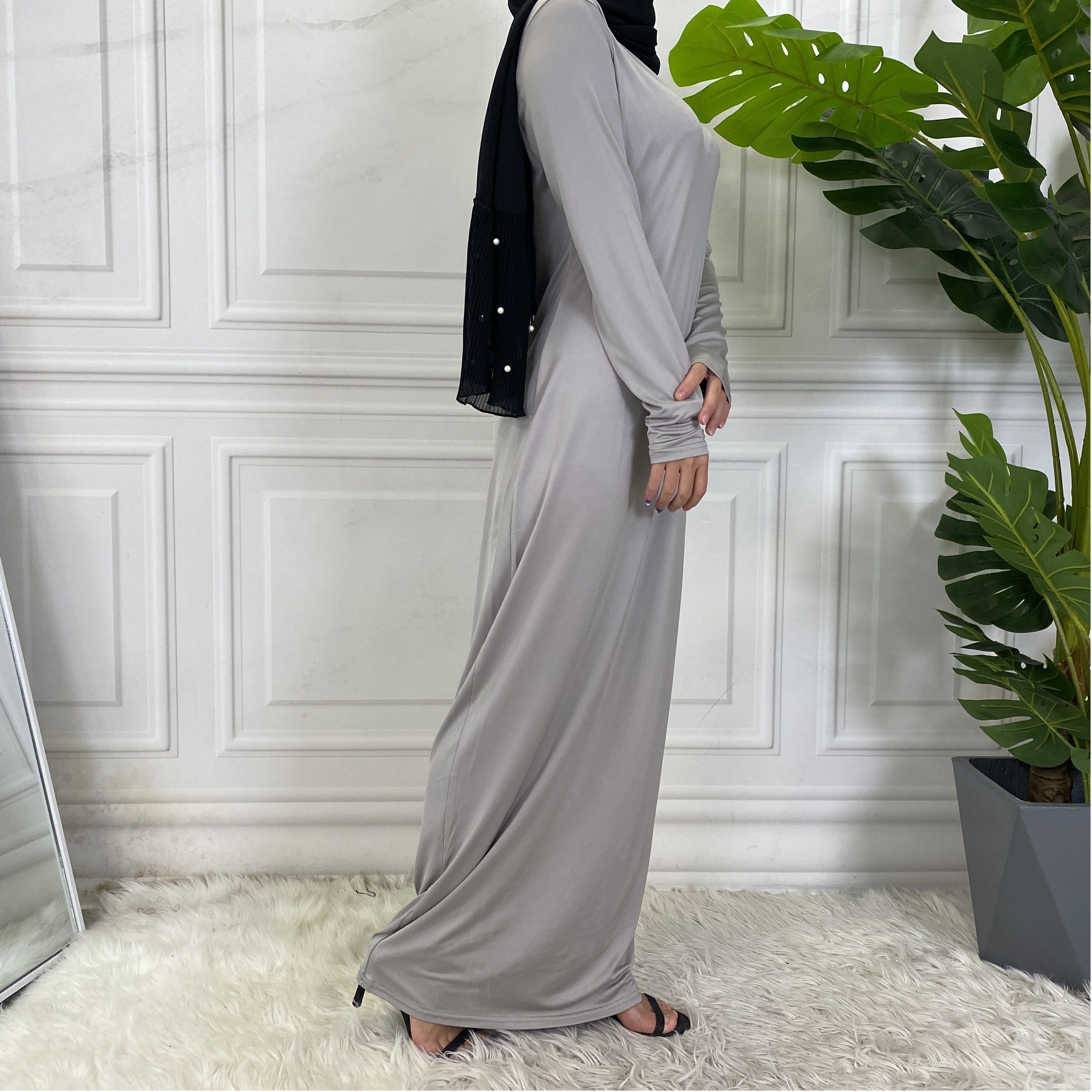 Solid-colored long-sleeved dresses, women's base shirts and long skirts are selling well in the Middle East, Muslim markets, Arab countries and Dubai, Africa
