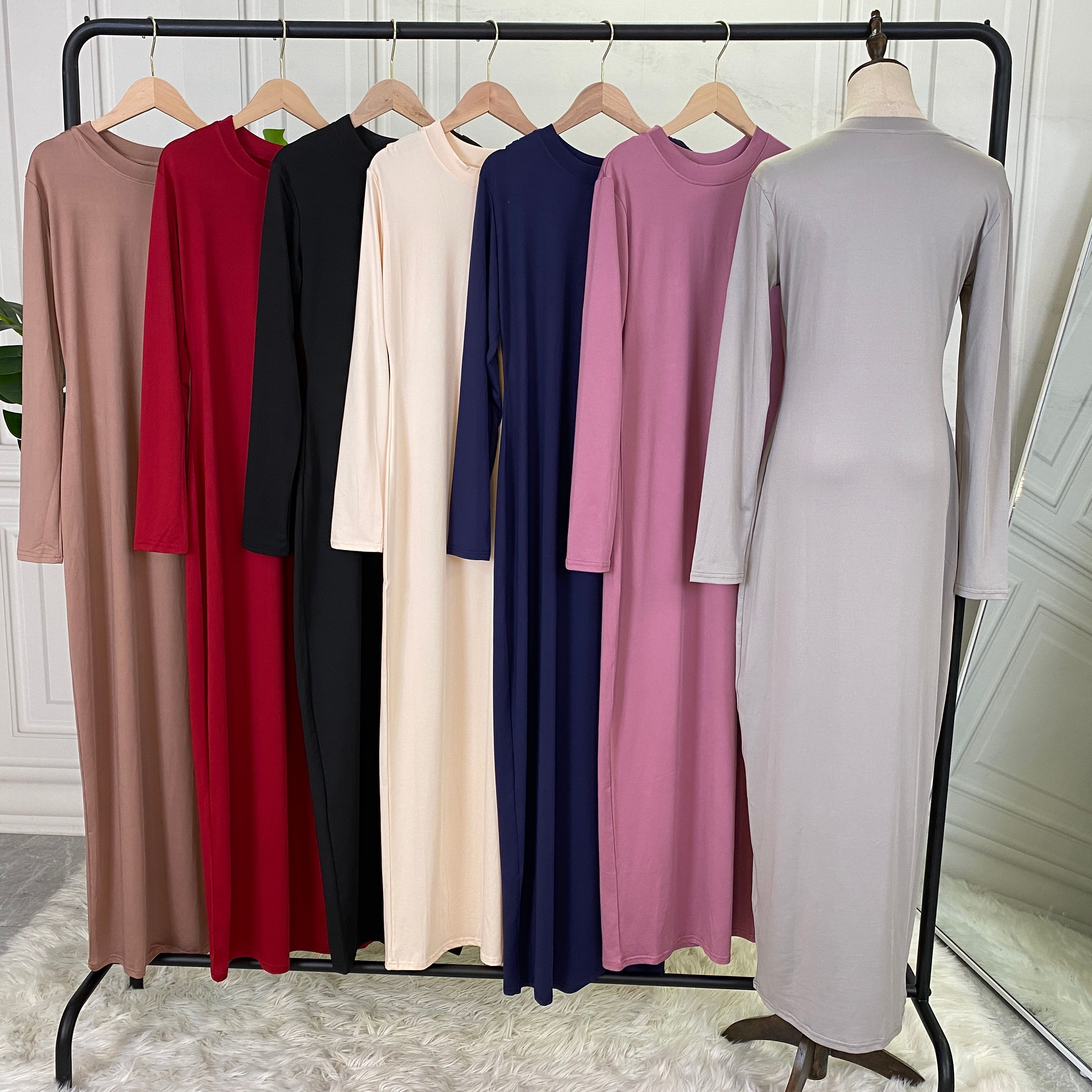 Solid-colored long-sleeved dresses, women's base shirts and long skirts are selling well in the Middle East, Muslim markets, Arab countries and Dubai, Africa