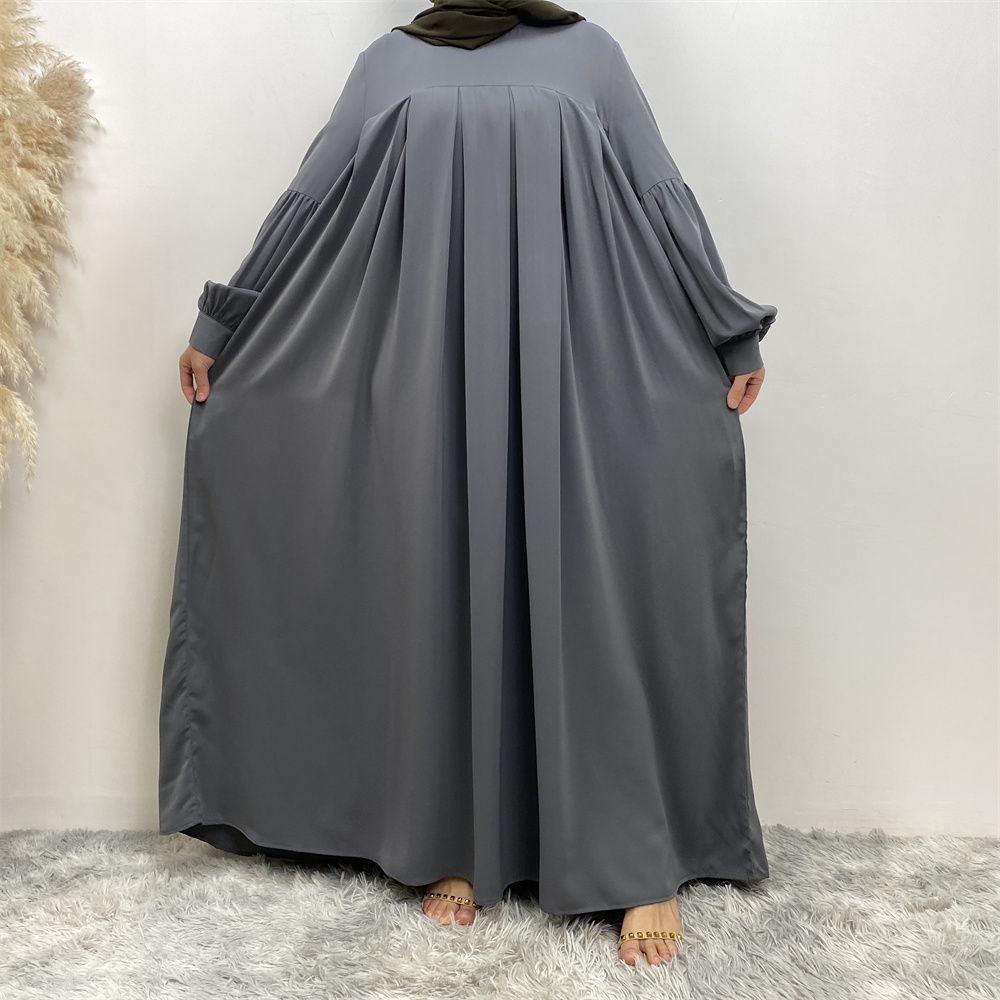 n with poThe new Middle Eastern Muslim women's round-neck abaya dress, an elegant solid-color summer pleated dress for Islamic womeckets