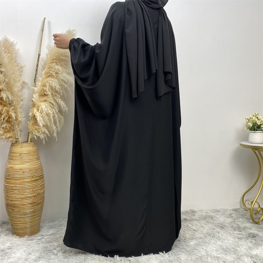Fashionable Muslim fashion is popular in the Middle East, Dubai, Africa and Turkey. Bat long-sleeved solid-colored robe dresses are selling well