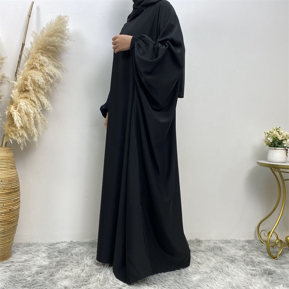 Fashionable Muslim fashion is popular in the Middle East, Dubai, Africa and Turkey. Bat long-sleeved solid-colored robe dresses are selling well