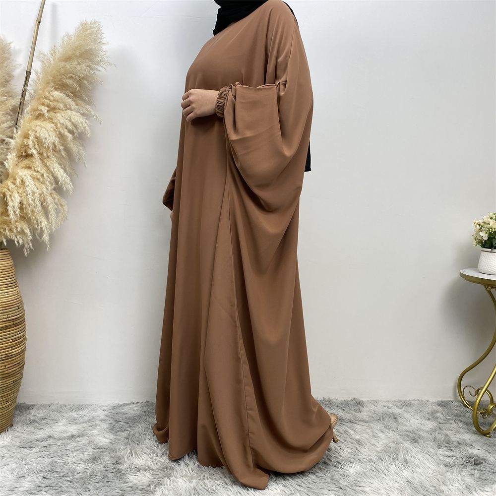 Fashionable Muslim fashion is popular in the Middle East, Dubai, Africa and Turkey. Bat long-sleeved solid-colored robe dresses are selling well