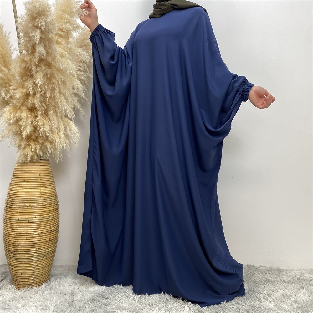 Fashionable Muslim fashion is popular in the Middle East, Dubai, Africa and Turkey. Bat long-sleeved solid-colored robe dresses are selling well