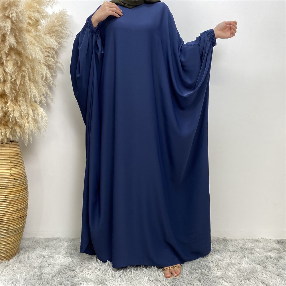 Fashionable Muslim fashion is popular in the Middle East, Dubai, Africa and Turkey. Bat long-sleeved solid-colored robe dresses are selling well