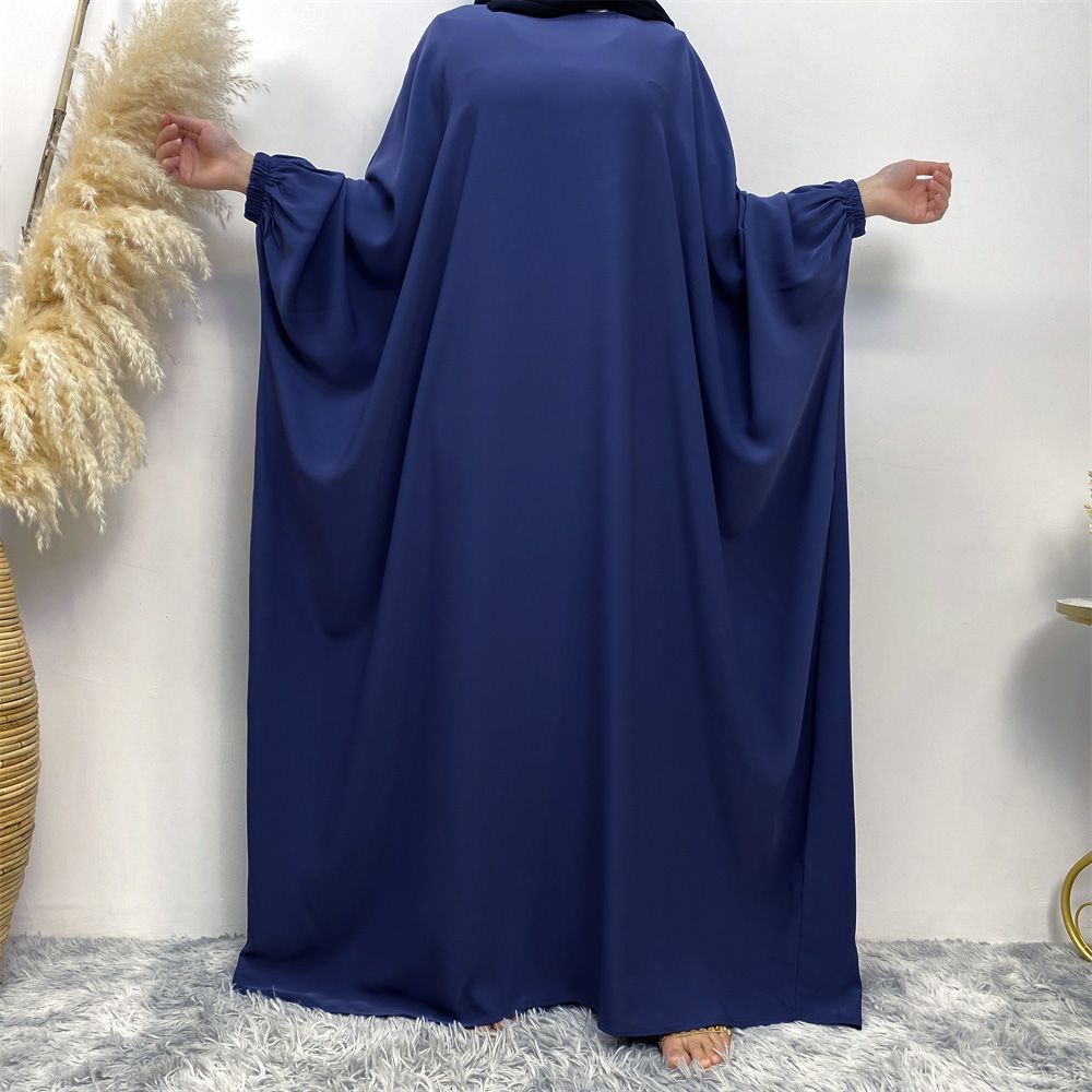 Fashionable Muslim fashion is popular in the Middle East, Dubai, Africa and Turkey. Bat long-sleeved solid-colored robe dresses are selling well