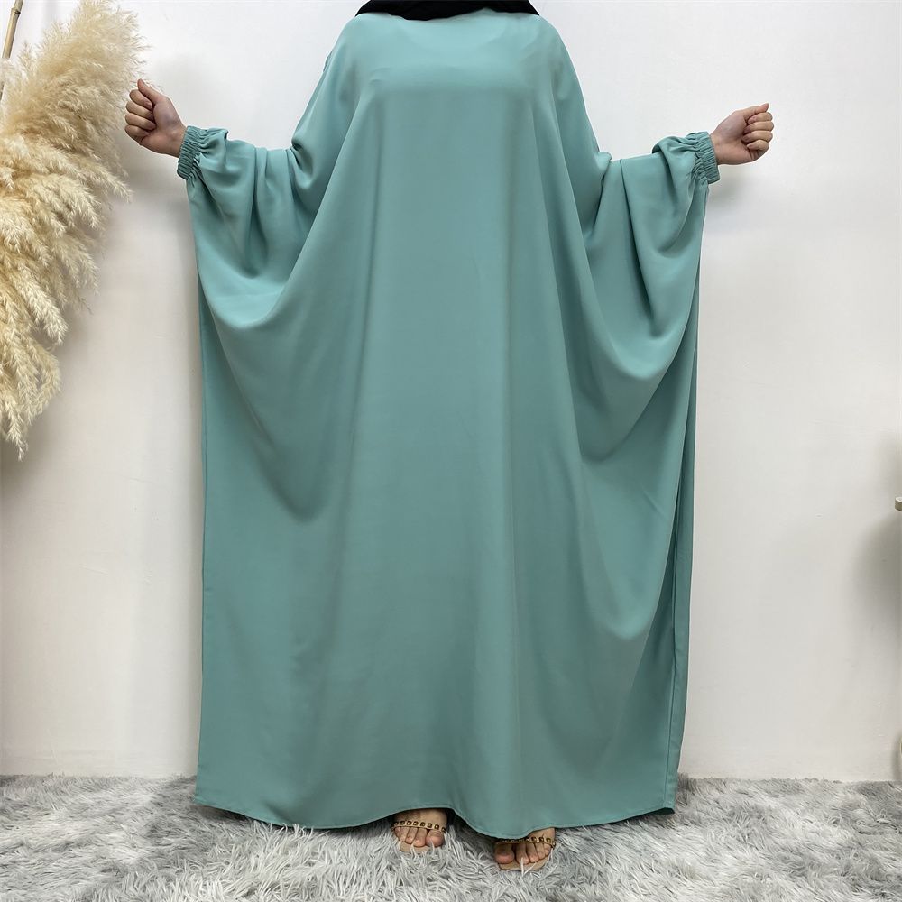 Fashionable Muslim fashion is popular in the Middle East, Dubai, Africa and Turkey. Bat long-sleeved solid-colored robe dresses are selling well