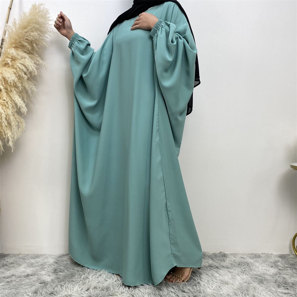 Fashionable Muslim fashion is popular in the Middle East, Dubai, Africa and Turkey. Bat long-sleeved solid-colored robe dresses are selling well