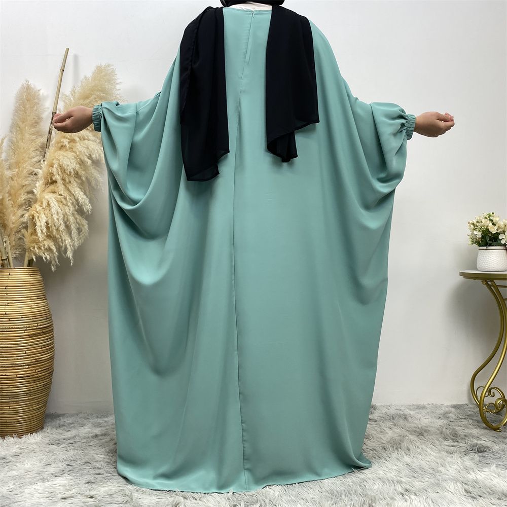 Fashionable Muslim fashion is popular in the Middle East, Dubai, Africa and Turkey. Bat long-sleeved solid-colored robe dresses are selling well