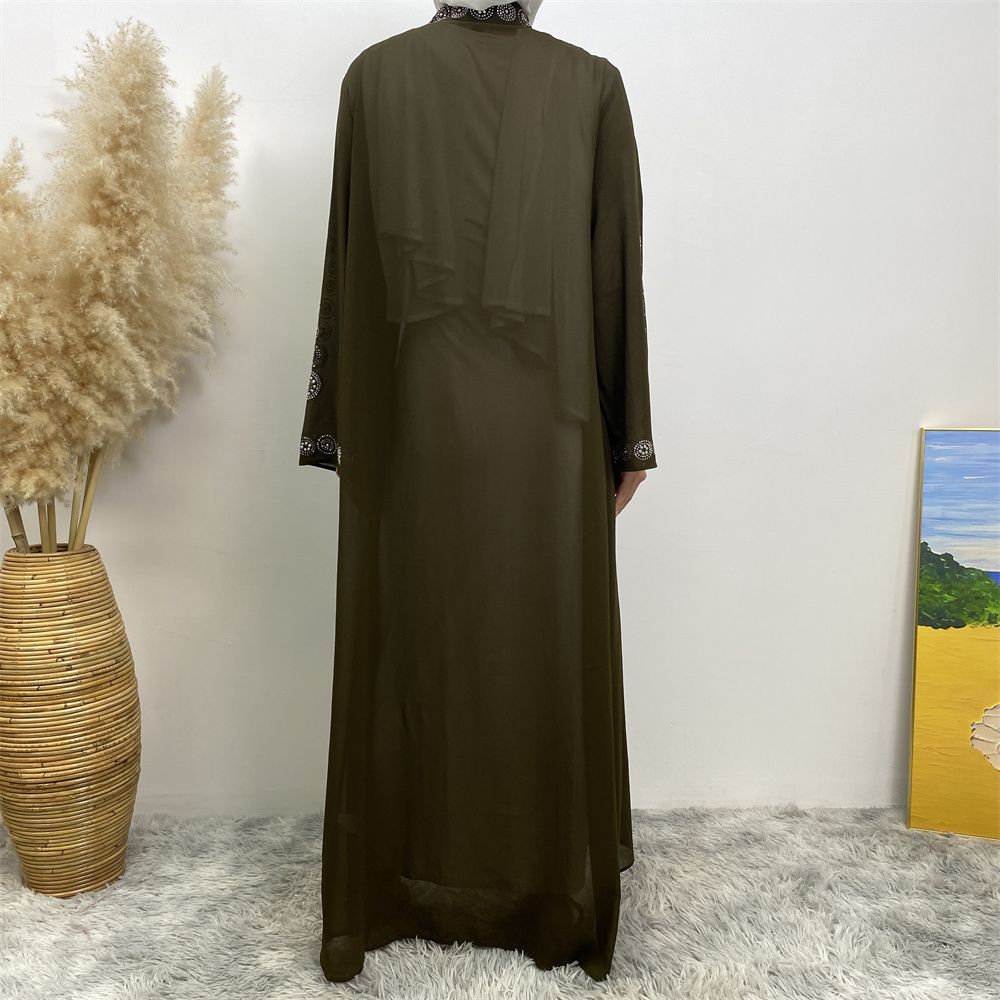 A fashionable Middle Eastern Muslim cardigan dress with hot diamonds is selling well in Dubai, Morocco