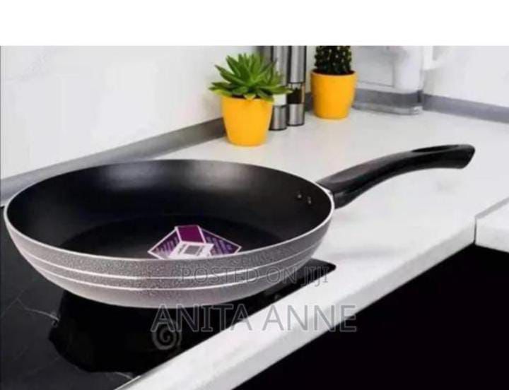 🥪Non stick alluminium frying pan . made of aluminium  thereby guaranteed durability and is not prone to rust. Easy to clean. Dishwasher safe.