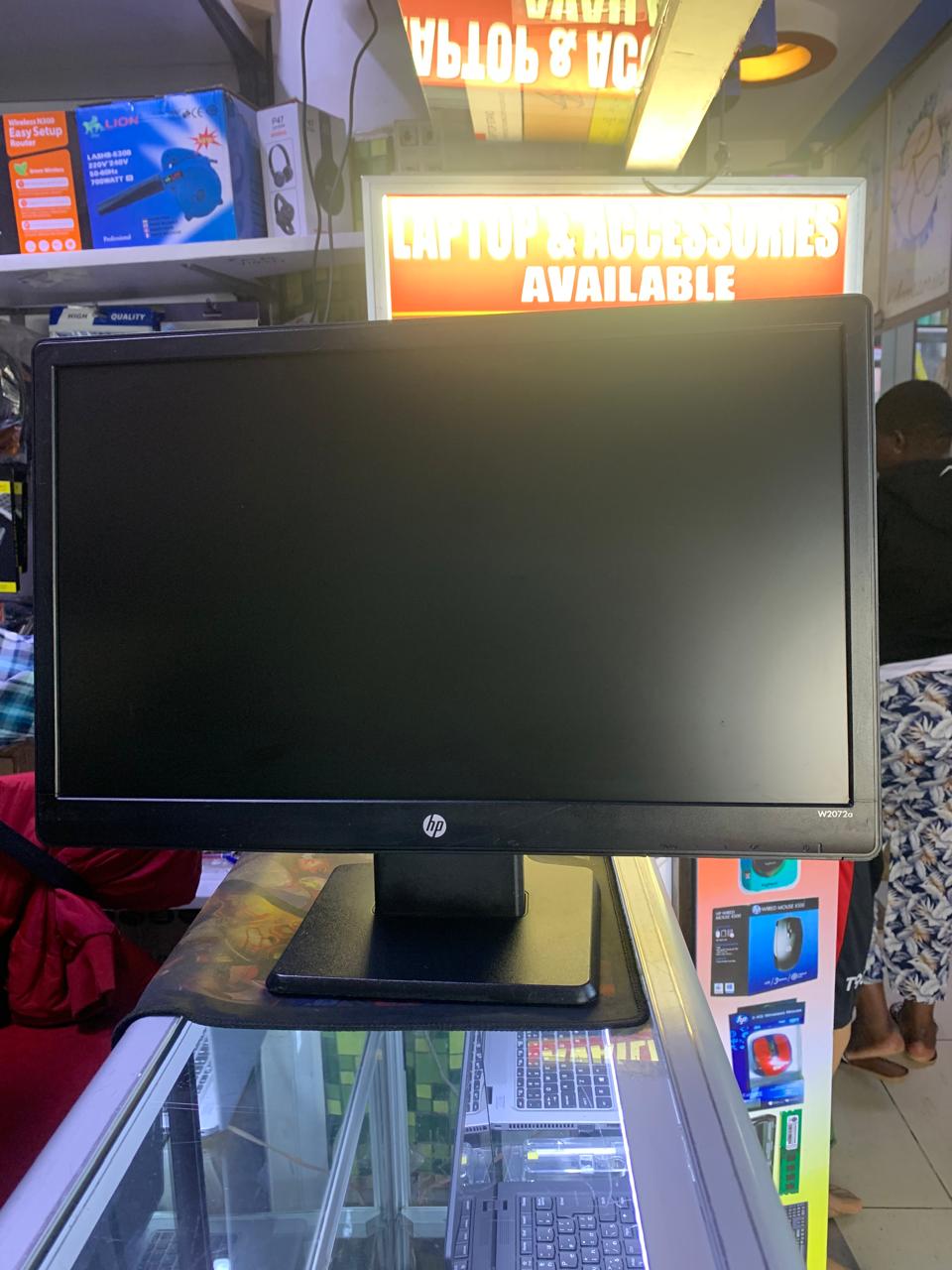 EX UK HP-20 INCH WIDESCREEN LCD-LED TFT MONITOR CRISP& CLEAR DISPLAY FOR WORK AND ENTERTAINMENT ALL BLACK