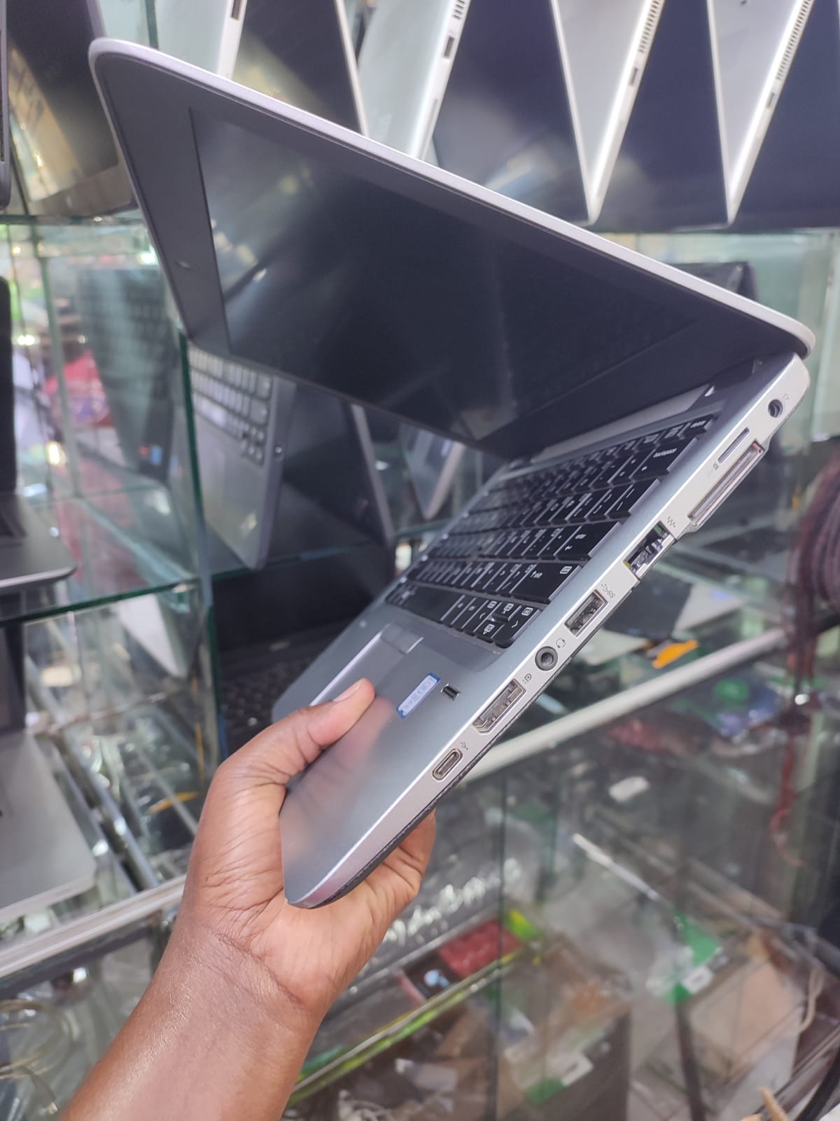 CLEAN HP GRADE A  ELITEBOOK 820 G3 INTEL COI5 6TH GENERATION 8GBRAM 256SSD SPEED OF 2.6GHz WITH 6MONTH WARANT