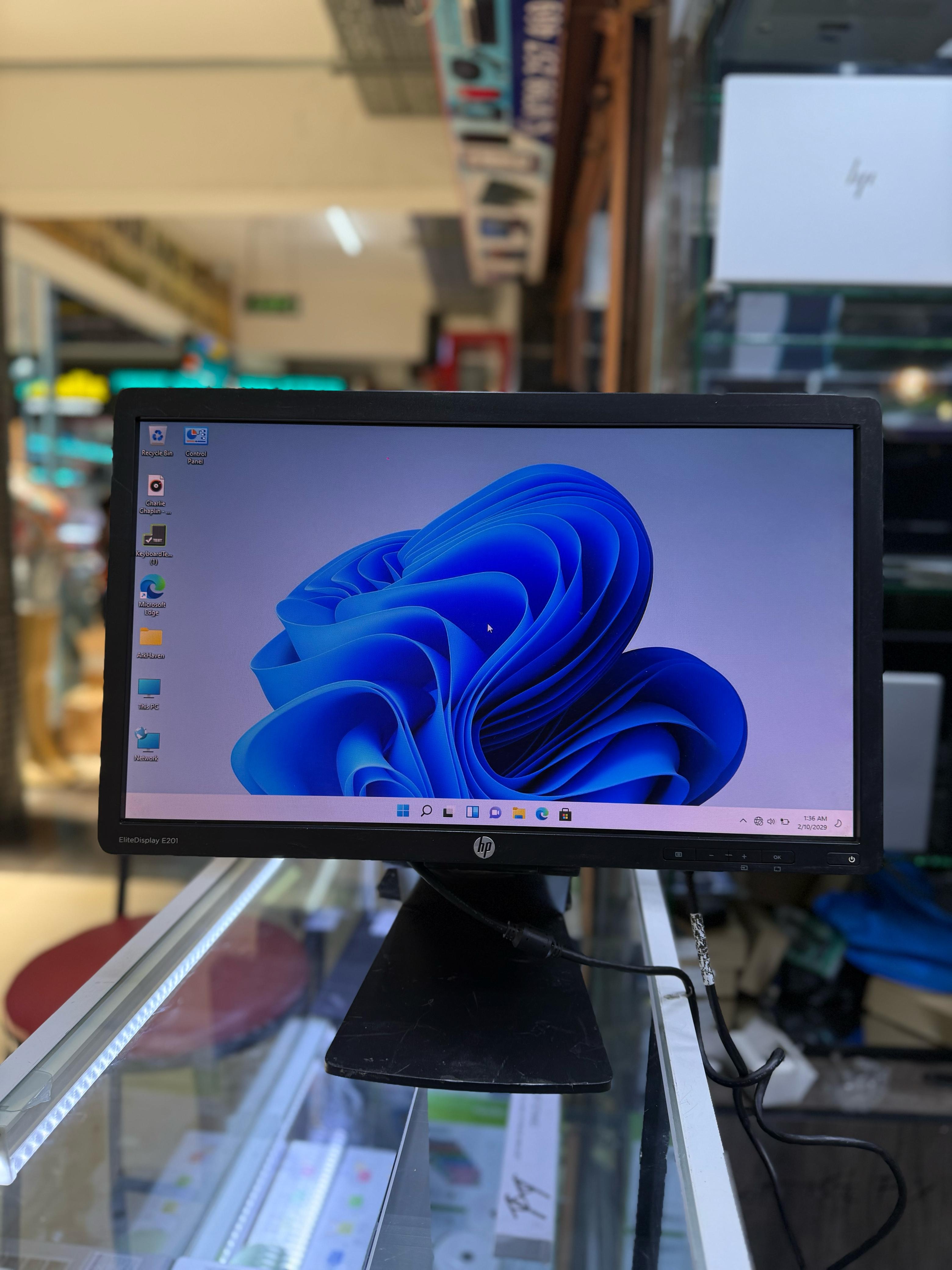 REFUBLISHED HP ELITEDISPLAY (E201) MONITOR 20 INCHES
LED Monitor – 1600x900 HD Resolution, VGA/DVI/DisplayPort, Adjustable Stand, Energy Efficient, Business-Class Display