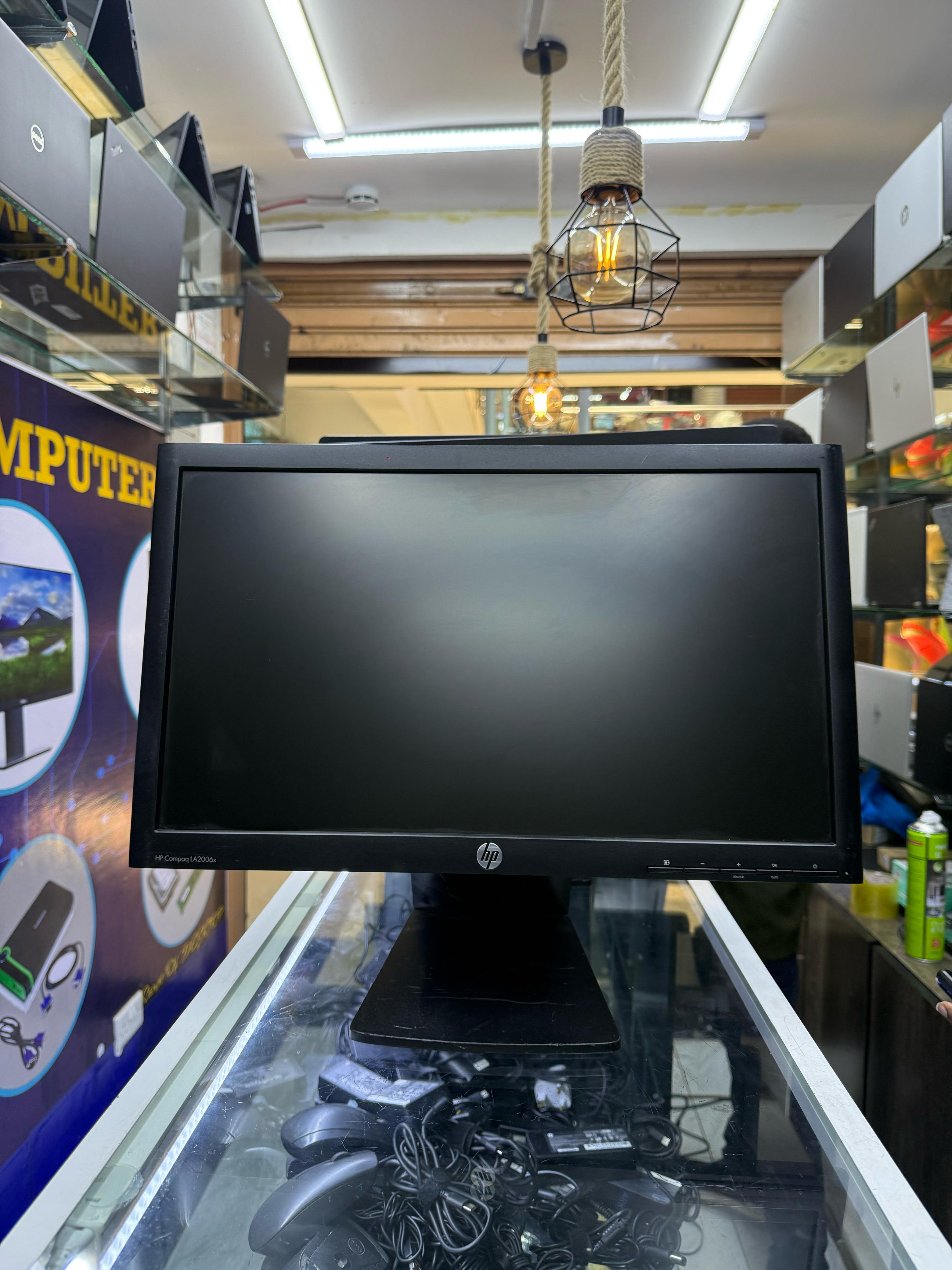 REFUBLISHED HP ELITEDISPLAY (E201) MONITOR 20 INCHES
LED Monitor – 1600x900 HD Resolution, VGA/DVI/DisplayPort, Adjustable Stand, Energy Efficient, Business-Class Display
