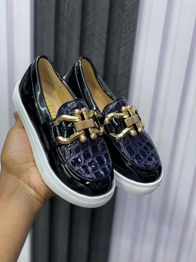 KIDS LOAFER🎱 This kids shoes are fashionable durable with a touch of class. They are pure leather loafers with a rubber out sole and inner comfortable sole. They are suitable in all occasion and flex