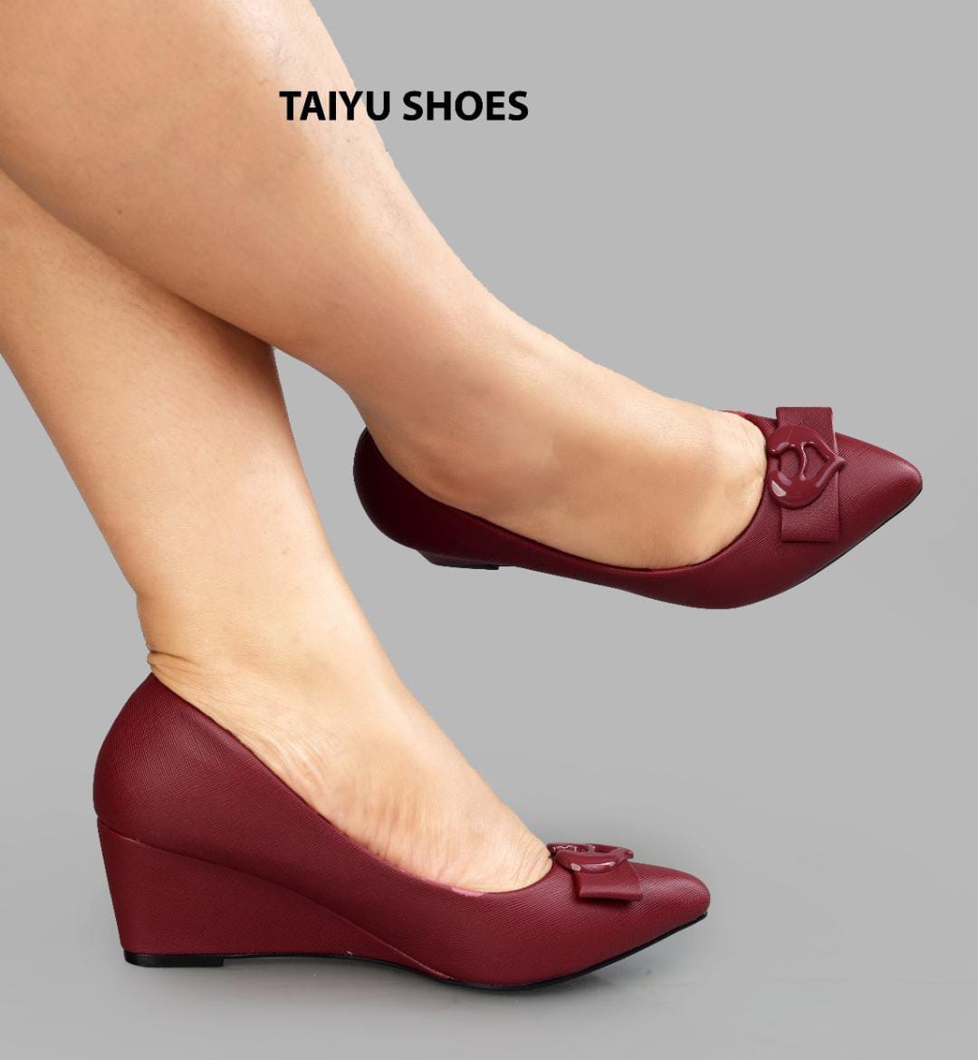 NEW ALERT/ 🔥latest design 🔥WEDGE ⚡classic heels❤‍🔥 high quality designed  for comfort  ,,,, walk freely with clAssic wedge heels❤‍🔥 ALL COLOURS AVAILABLE AND DEFFERENT SIZES 🔥🔥⚡very cute🔥🔥⚡❤‍