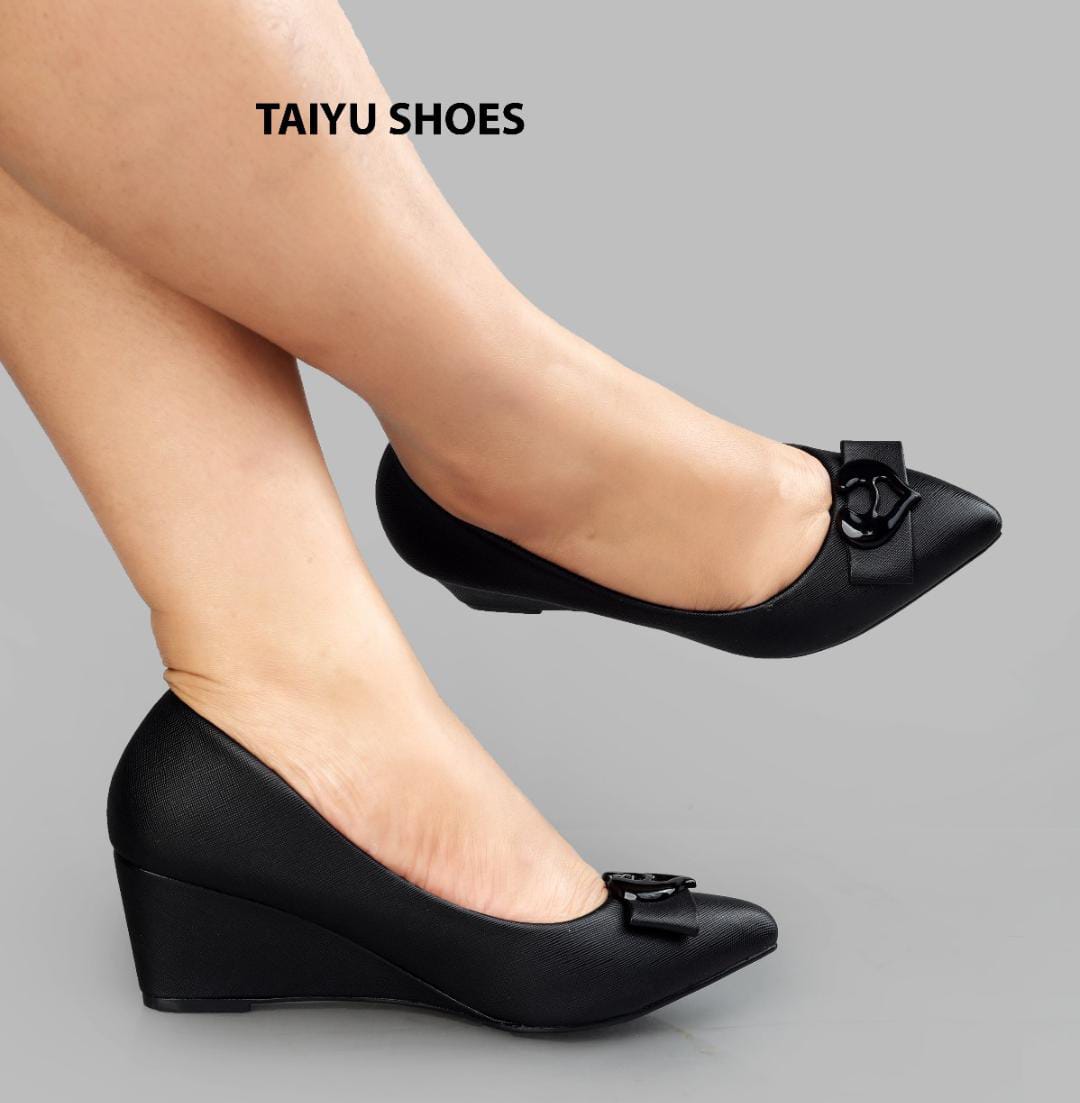 NEW ALERT/ 🔥latest design 🔥WEDGE ⚡classic heels❤‍🔥 high quality designed  for comfort  ,,,, walk freely with clAssic wedge heels❤‍🔥 ALL COLOURS AVAILABLE AND DEFFERENT SIZES 🔥🔥⚡very cute🔥🔥⚡❤‍