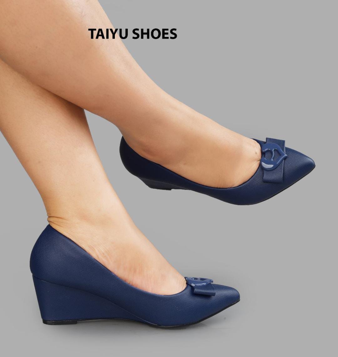 NEW ALERT/ 🔥latest design 🔥WEDGE ⚡classic heels❤‍🔥 high quality designed  for comfort  ,,,, walk freely with clAssic wedge heels❤‍🔥 ALL COLOURS AVAILABLE AND DEFFERENT SIZES 🔥🔥⚡very cute🔥🔥⚡❤‍