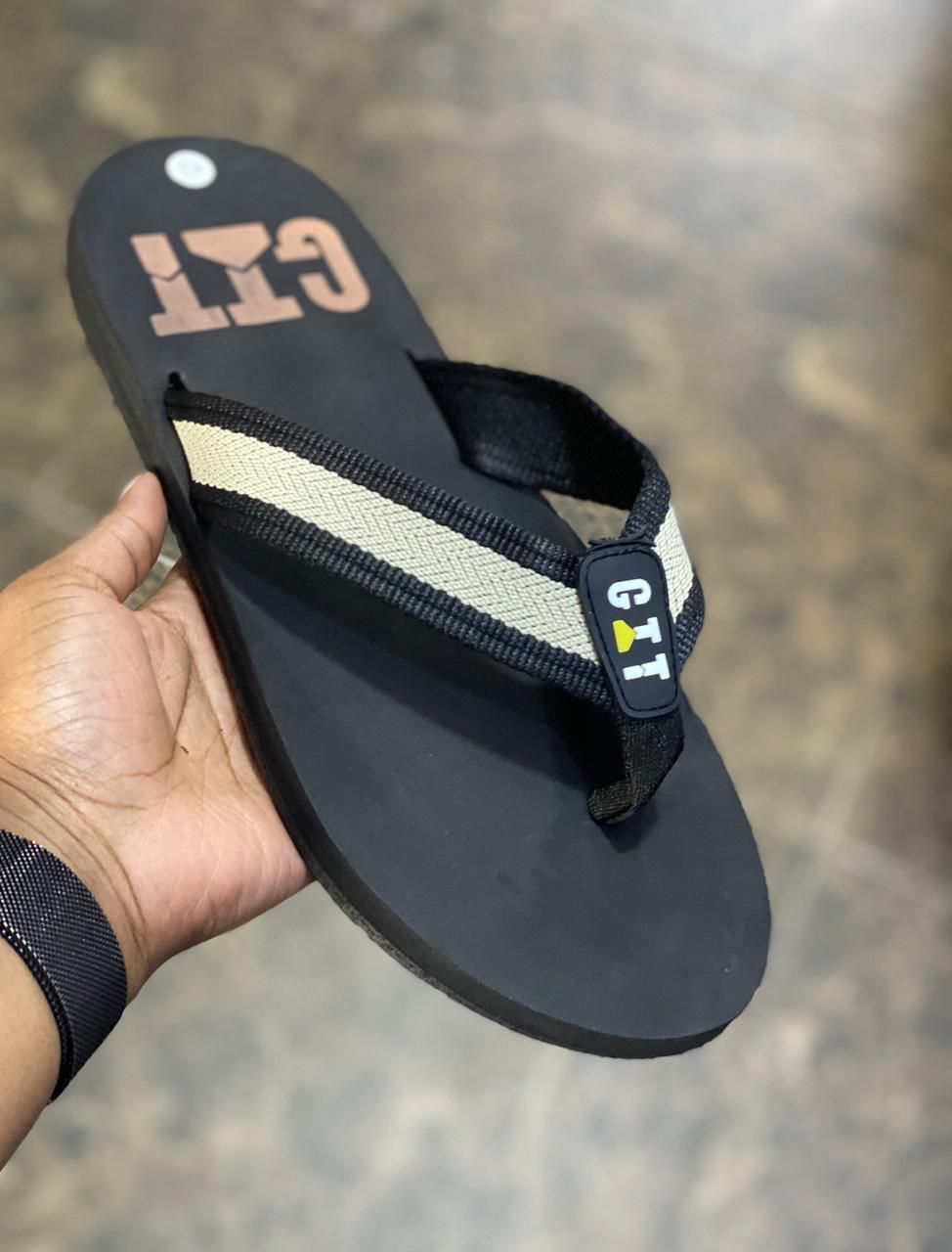 ⚡NEW ARRIVAL  NEW CAT'S  MEN' S SLIPPERS 🔥🔥 high quality new fashionable  and classic CAT'S men's slippers ⚡❤‍🔥step up your style🔥🔥with men's sneakers❤‍🔥All colour and sizes available⚡