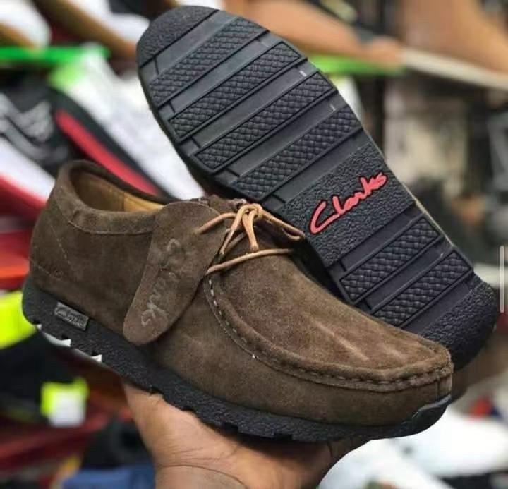 ⚡ CLARKS ⚡ORIGINAL/ NEW ARRIVAL/LATEST 🔥 HIGH Quality MEN'S sneakers ,All season wearing men/Gentle men fashioned sneakers🥰 Very elegant sneaker availble in all colours eg white black blue etc🥰😘⚡
