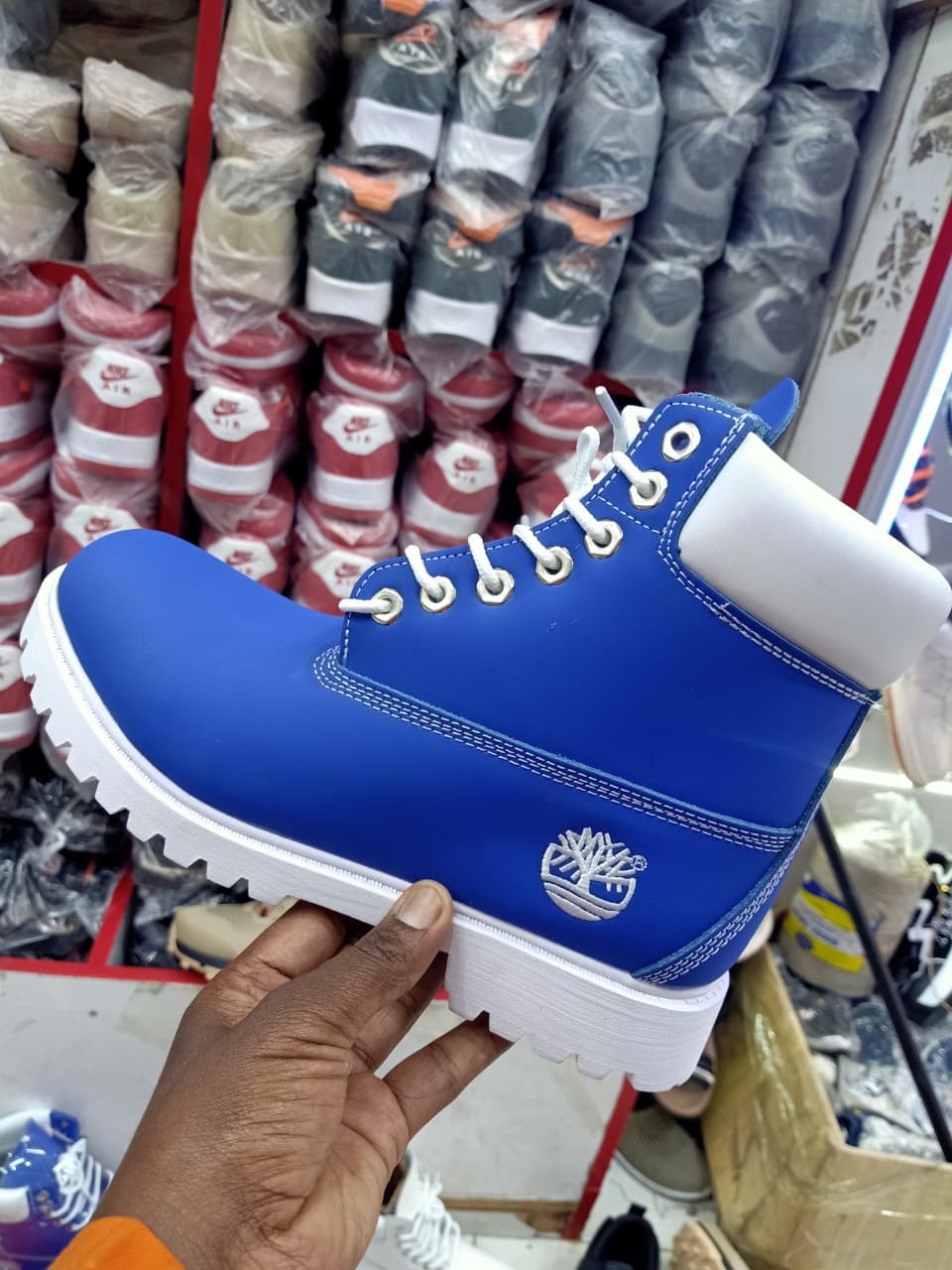 ⚡LATEST TIMBERLAND BOOT⚡NEW ARRIVAL STAMPED ELEGANT UNISEX TIMBERLAND FOR MEN/WOMEN❤‍🔥 , ALL SEASON WEARING,FOR REAL MEN AND WOMEN ,AVAILABLE IN BROWN WHITE ,BLUE AND RED; very cute looking🥰🥰