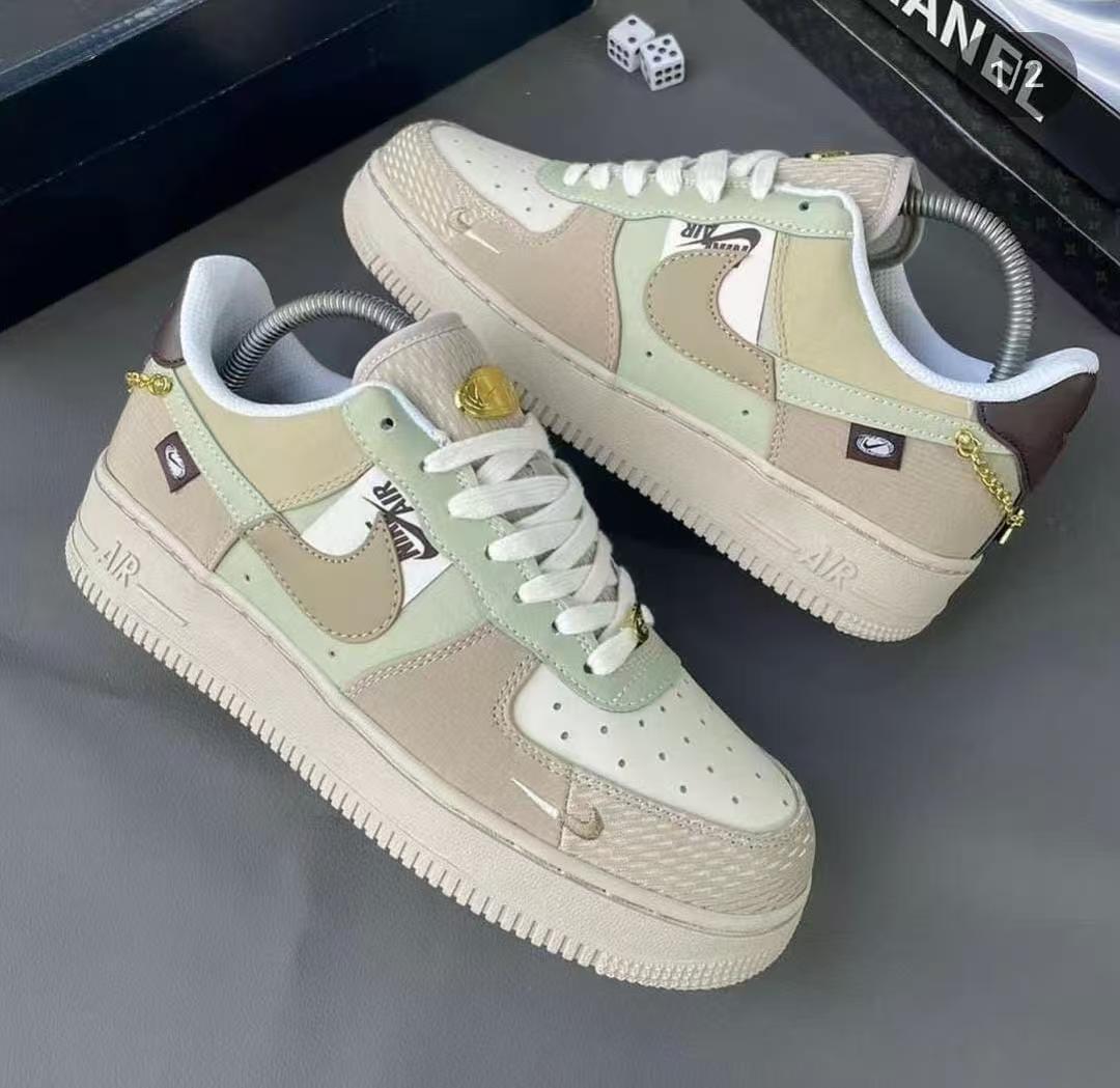⚡CLASSIC AIRFORCE I SHOES 💯High quality youths UNISEX airforce 1 classic fashioned durable all sizes shoes 🔥boys /girls shoes with double leather sole .Very cute as pictured❤️