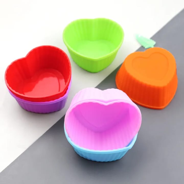 Heart shape 12pc silicone cup cake/muffin cake mould. Made of 100% BPA free food grade silicone. Easy to use and it's microwave and oven safe.
