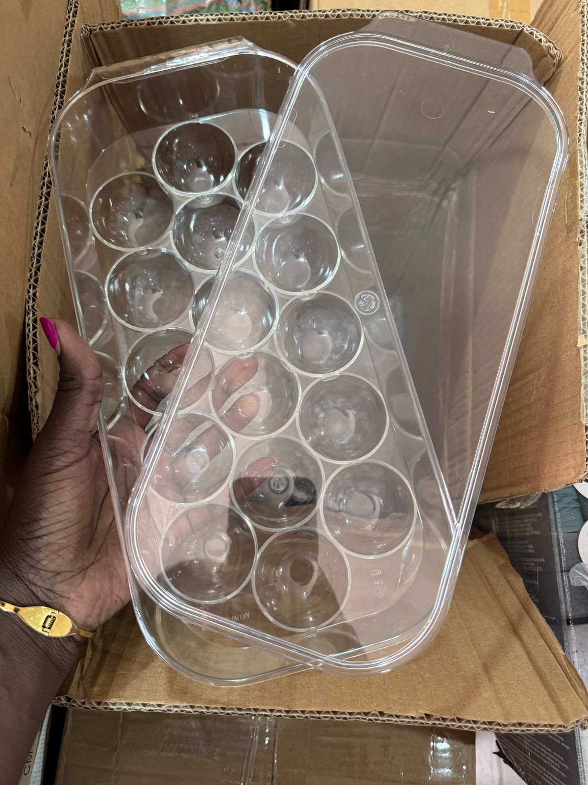 16-Grid Acrylic Egg Holder with Handle & Lid – Stackable Fridge Organizer Tray for Eggs | Durable, Transparent Storage for Kitchen & Refrigerator