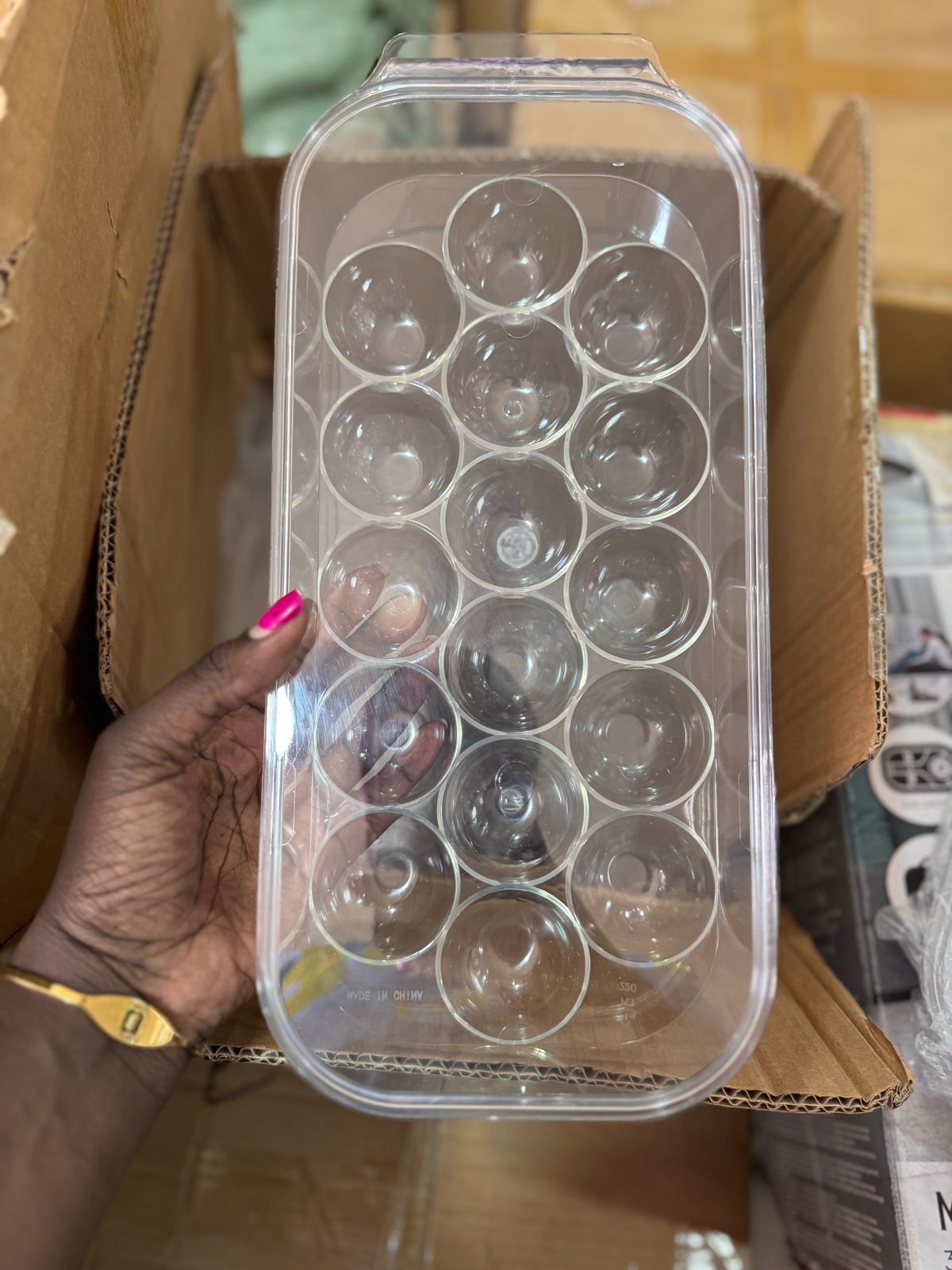 16-Grid Acrylic Egg Holder with Handle & Lid – Stackable Fridge Organizer Tray for Eggs | Durable, Transparent Storage for Kitchen & Refrigerator