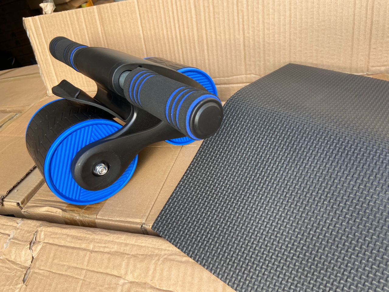 Fitness Ab Roller Coaster Wheel Automatic Rebound Belly Wheel Gym Fitness Double-Wheeled Core Roller Wheel For Belly Exercise.The ab roller is an excellent exercise for working the upper body musculat